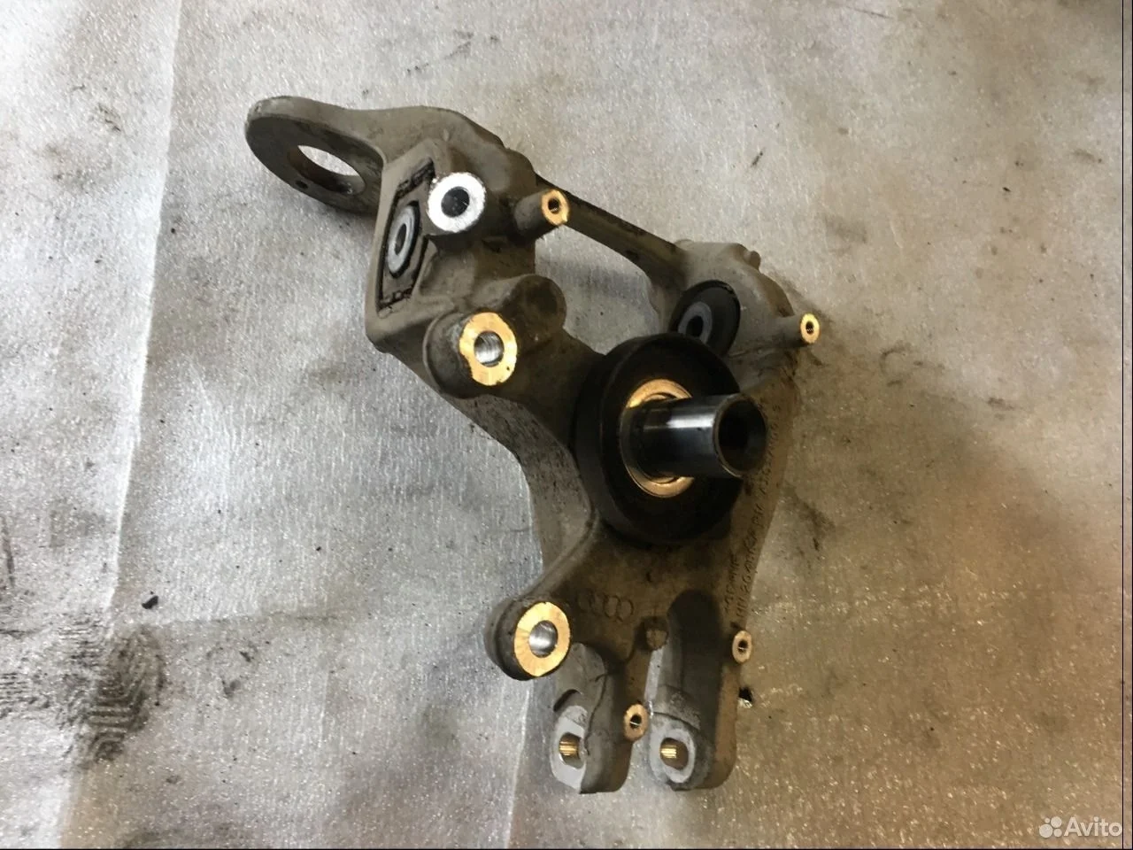 Поворотный кулак задний правый audi a4 b8 8k