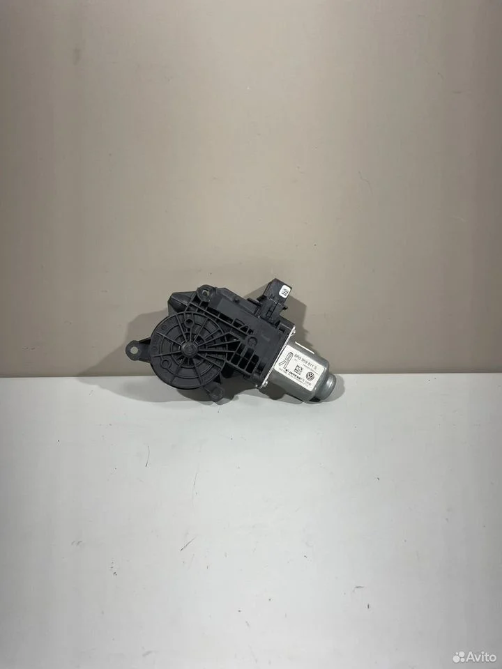 Мотор стеклоподъемника задний левый vw polo 5