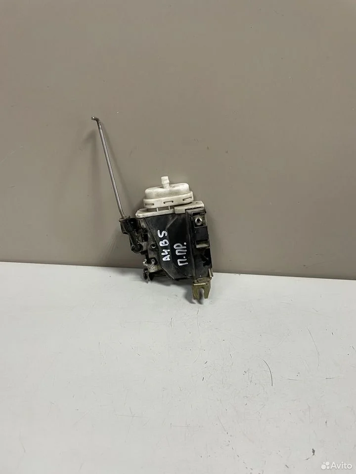 Замок двери передний правый audi a4 b5 8d1837016a