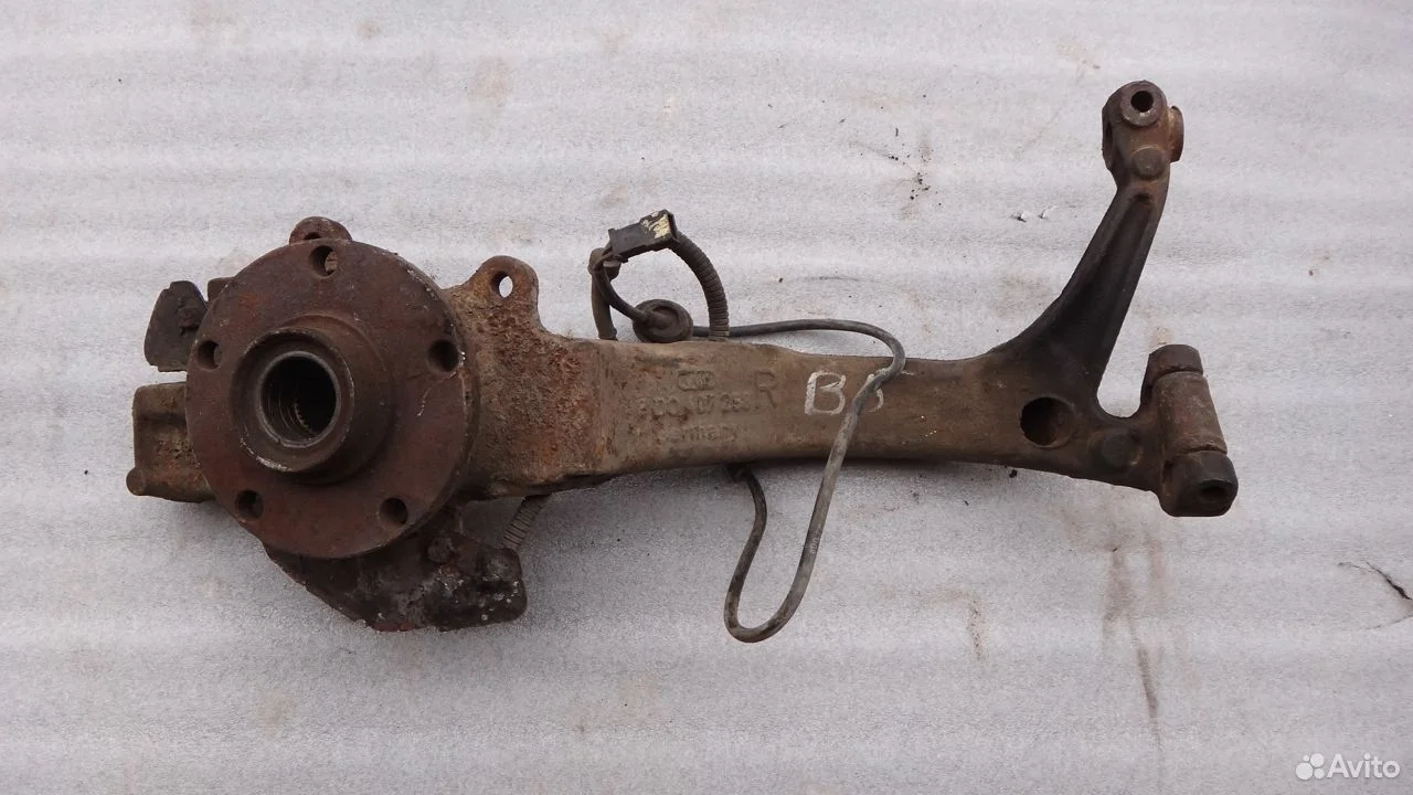 Кулак передний правый audi a4 b5 8d0407258r