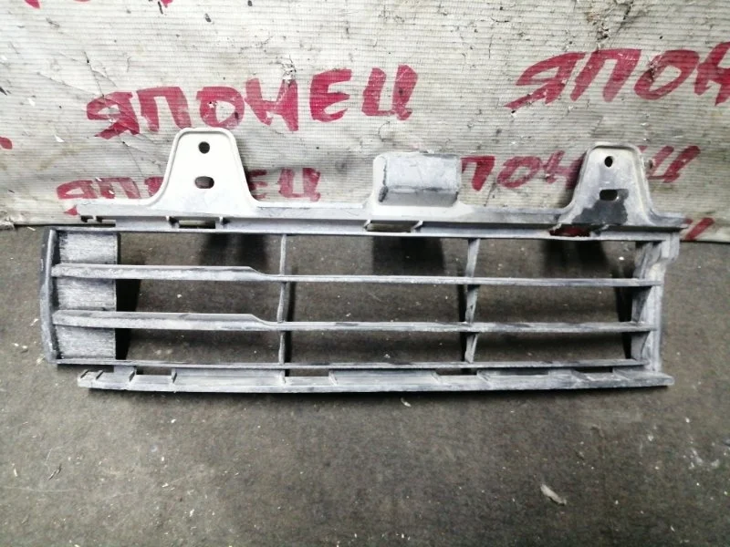 Заглушка бампера Toyota Land Cruiser 5311260040 UZJ200 2UZ-FE, передняя правая
