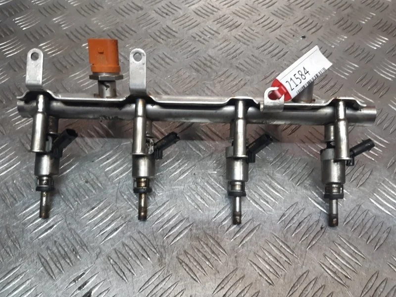 Топливная рампа Volkswagen Passat B7