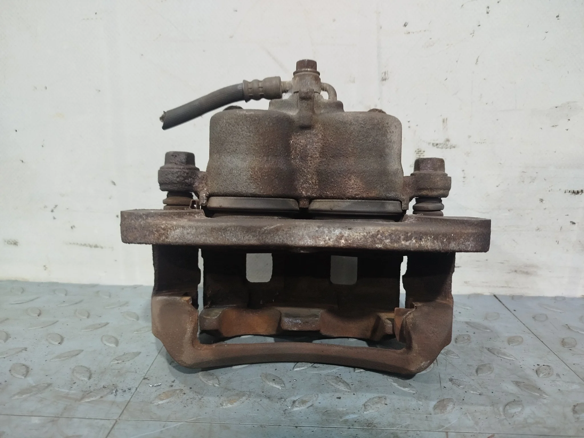 СУППОРТ В СБОРЕ MAZDA MPV LW5W LWEW FS12W ПЕРЕДНИЙ ЛЕВЫЙ 2WD 4WD 2 ПОРШНЯ LC6233990A