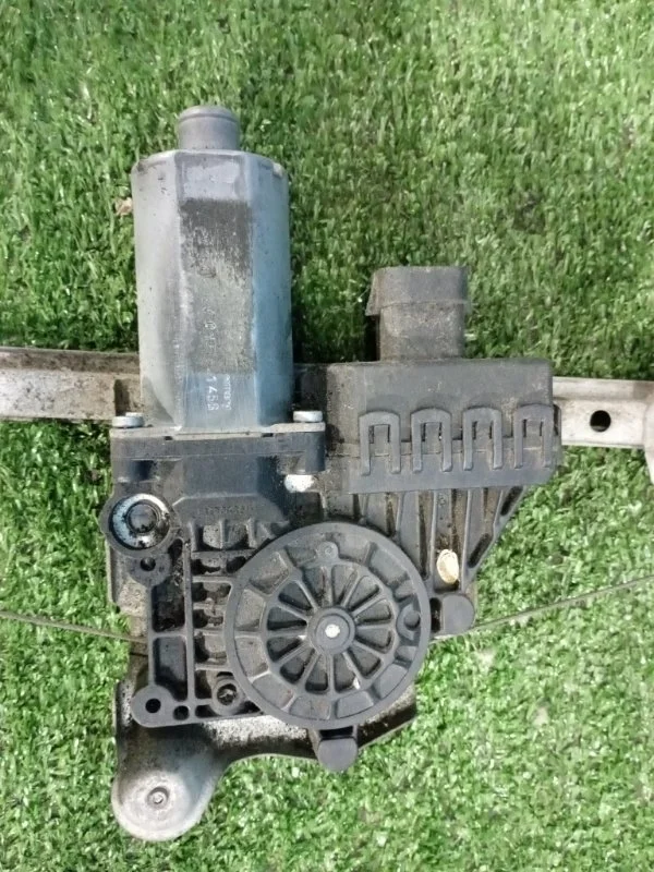 Моторчик стеклоподъемника задний правый Opel Astra