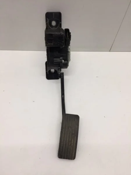 Педаль газа Mitsubishi L200 2006-2015 MR992933 4 4D56, передняя