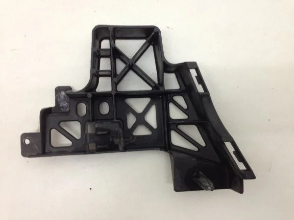 Кронштейн бампера Mazda 3 2003-2009 BR5S502A1 BK, передний правый