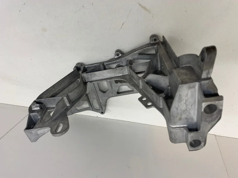 Кронштейн передней панели Mercedes-Benz C-Klasse 2014-2018 A2056221600 W205, передний правый