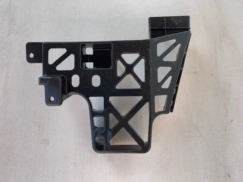 Кронштейн бампера Mazda 3 2003-2009 BR5S502A1 BK, передний правый