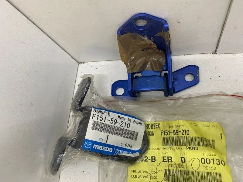 Петля двери Mazda 3 2003-2009 F15159210 BK, передняя левая