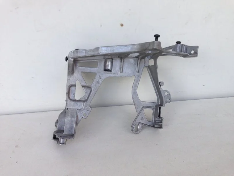 Кронштейн передней панели Mercedes-Benz C-Klasse 2014> A2056221600 W205, передний левый