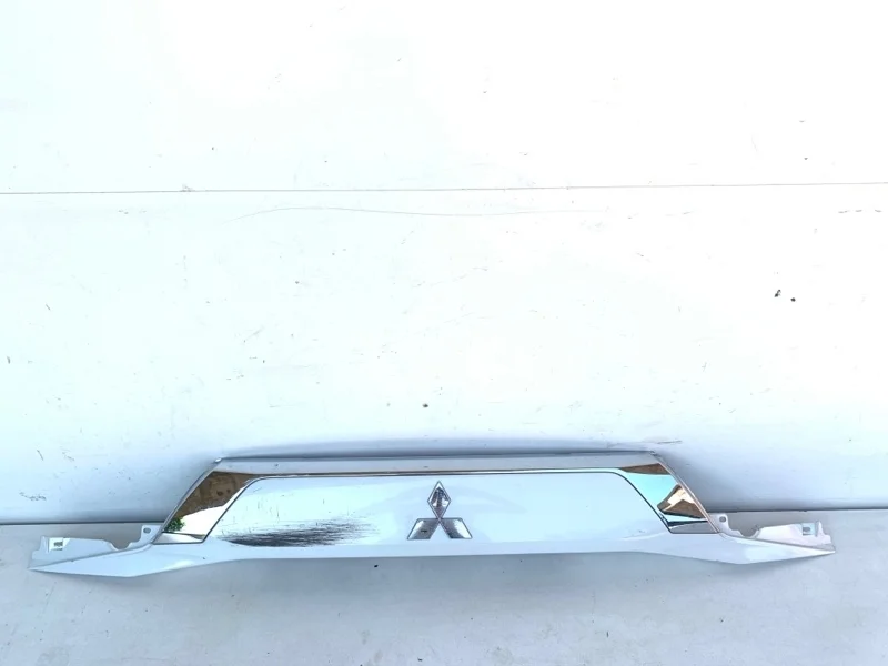 Накладка крышки багажника Mitsubishi Outlander 2014-2015 5817A26502 3, задняя