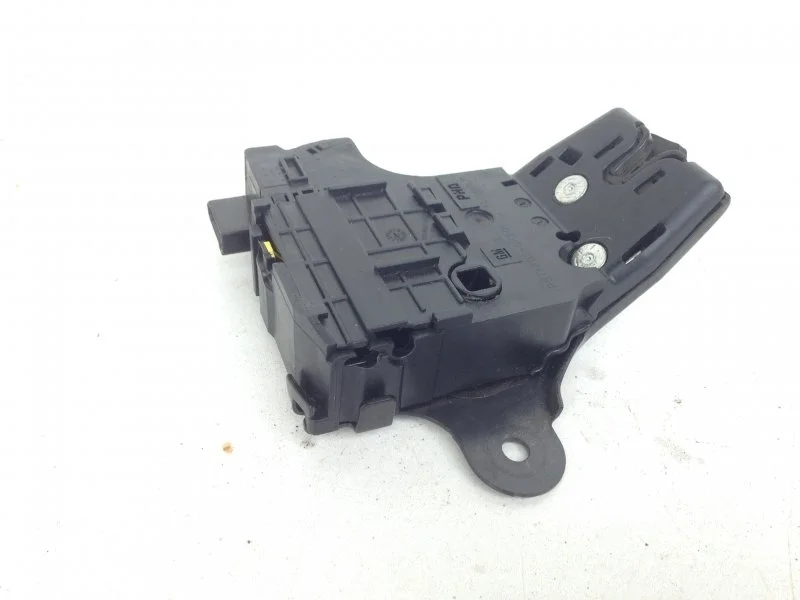 Замок крышки багажника Chevrolet Camaro 2015-2018 13513995 6, задний