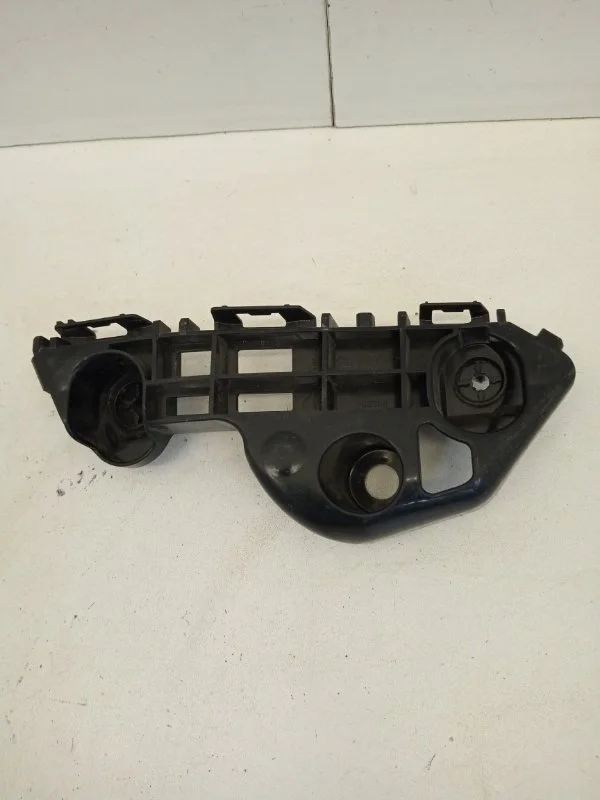 Кронштейн бампера Toyota Camry 2018-2021 5253533060 XV70, передний правый