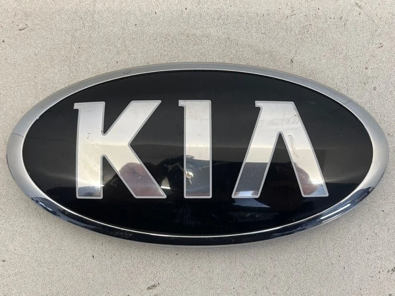 Эмблема в решетку радиатора Kia Cerato 2013-2020 863533W500SL13MYFAT 3, передняя