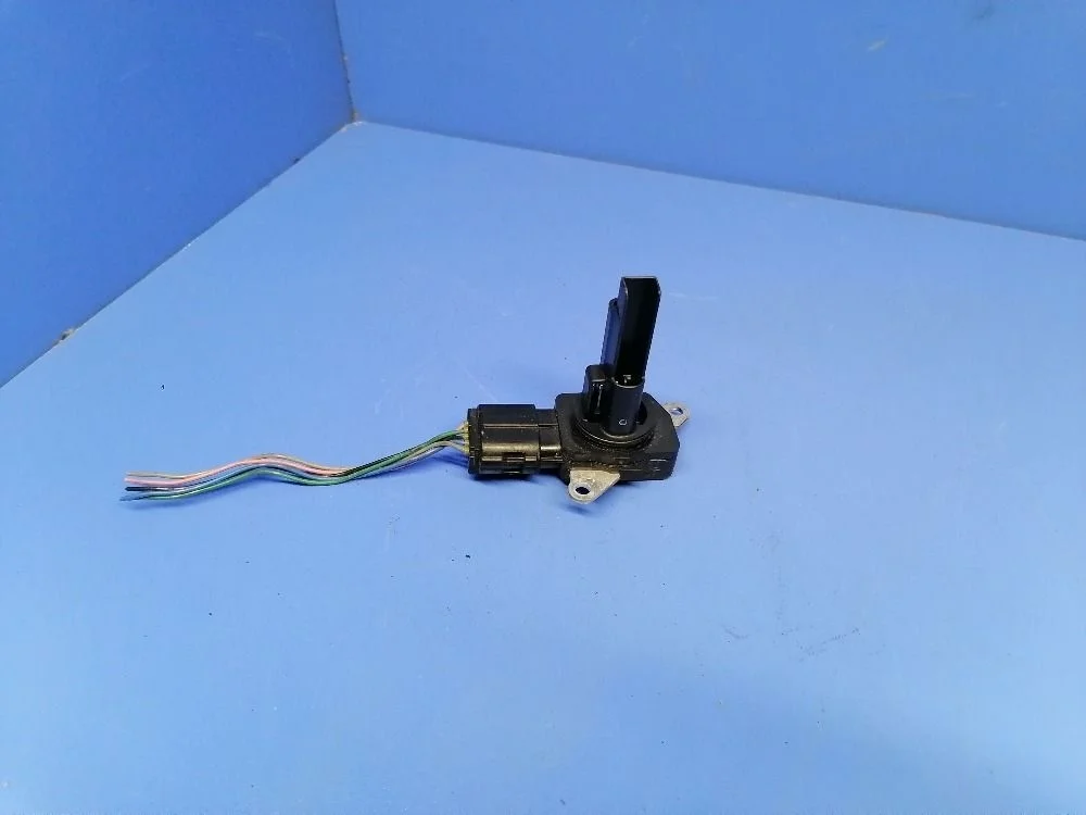 Датчик массового расхода воздуха Toyota Ractis II (2010—2016) 2220428010