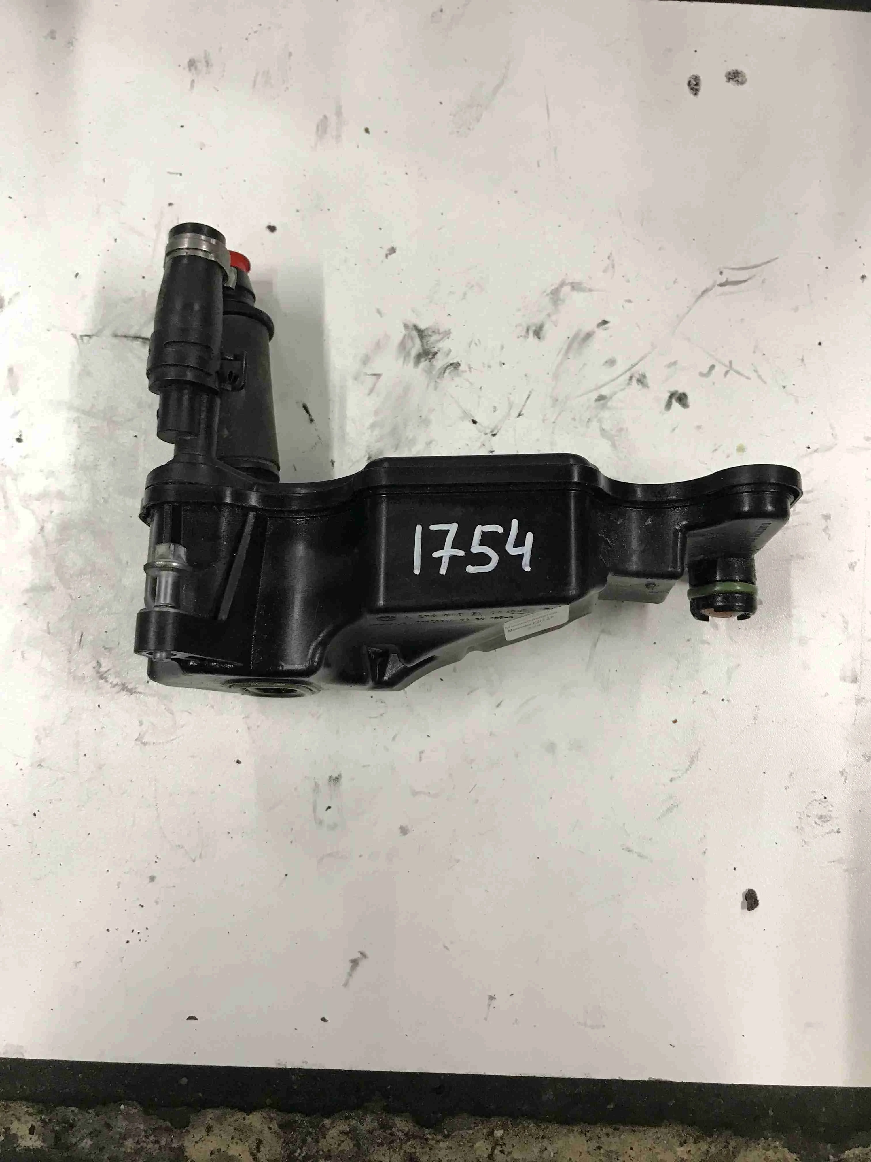 Маслоотделитель (сапун) Mercedes-Benz W213/S213/C238/A238 (2016—2021) A2700105401
; A2700104203; A2700103801 274