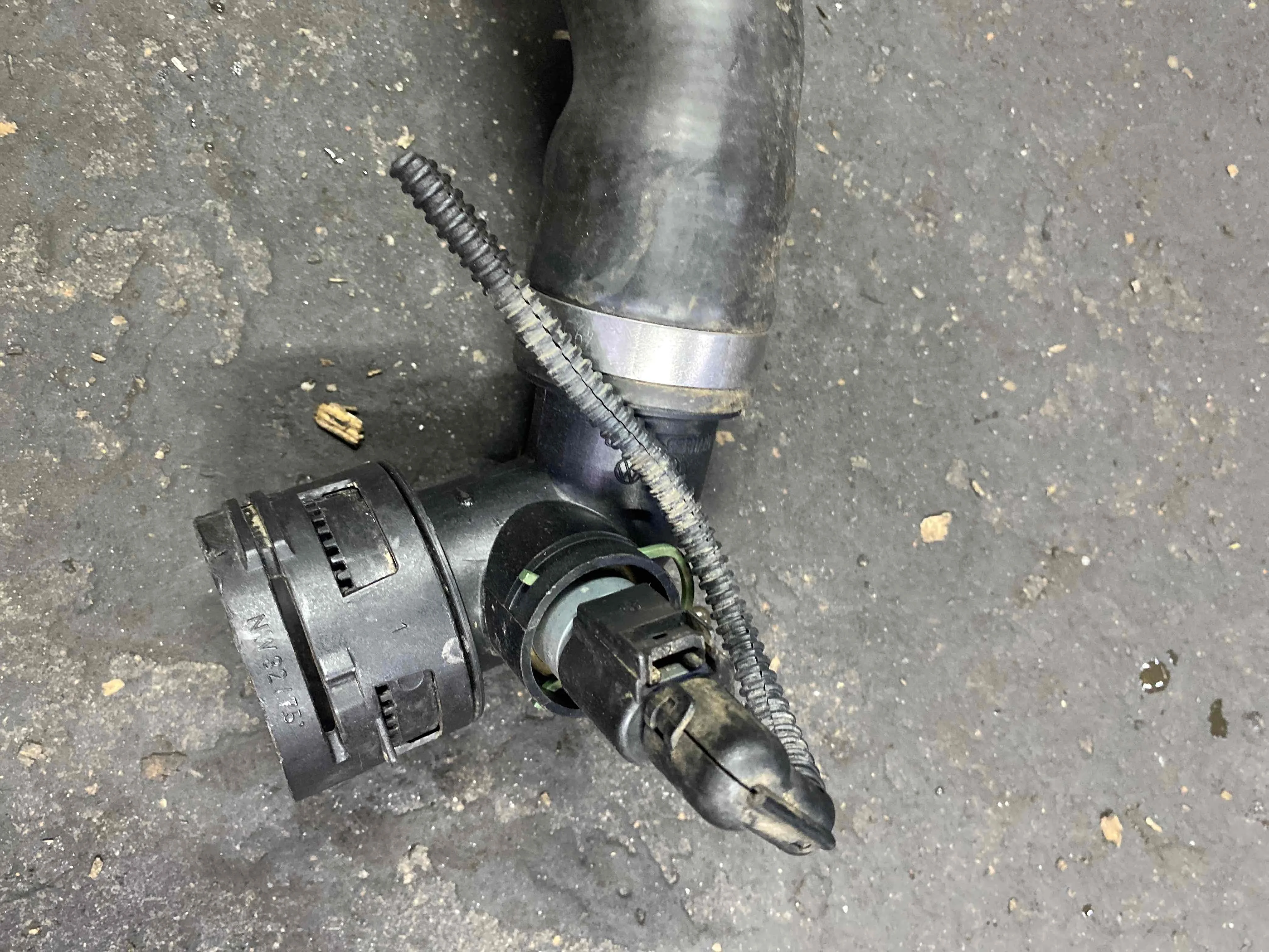 Патрубок (трубопровод, шланг) Audi 4M (2015—2020) 7L8121051G CJG