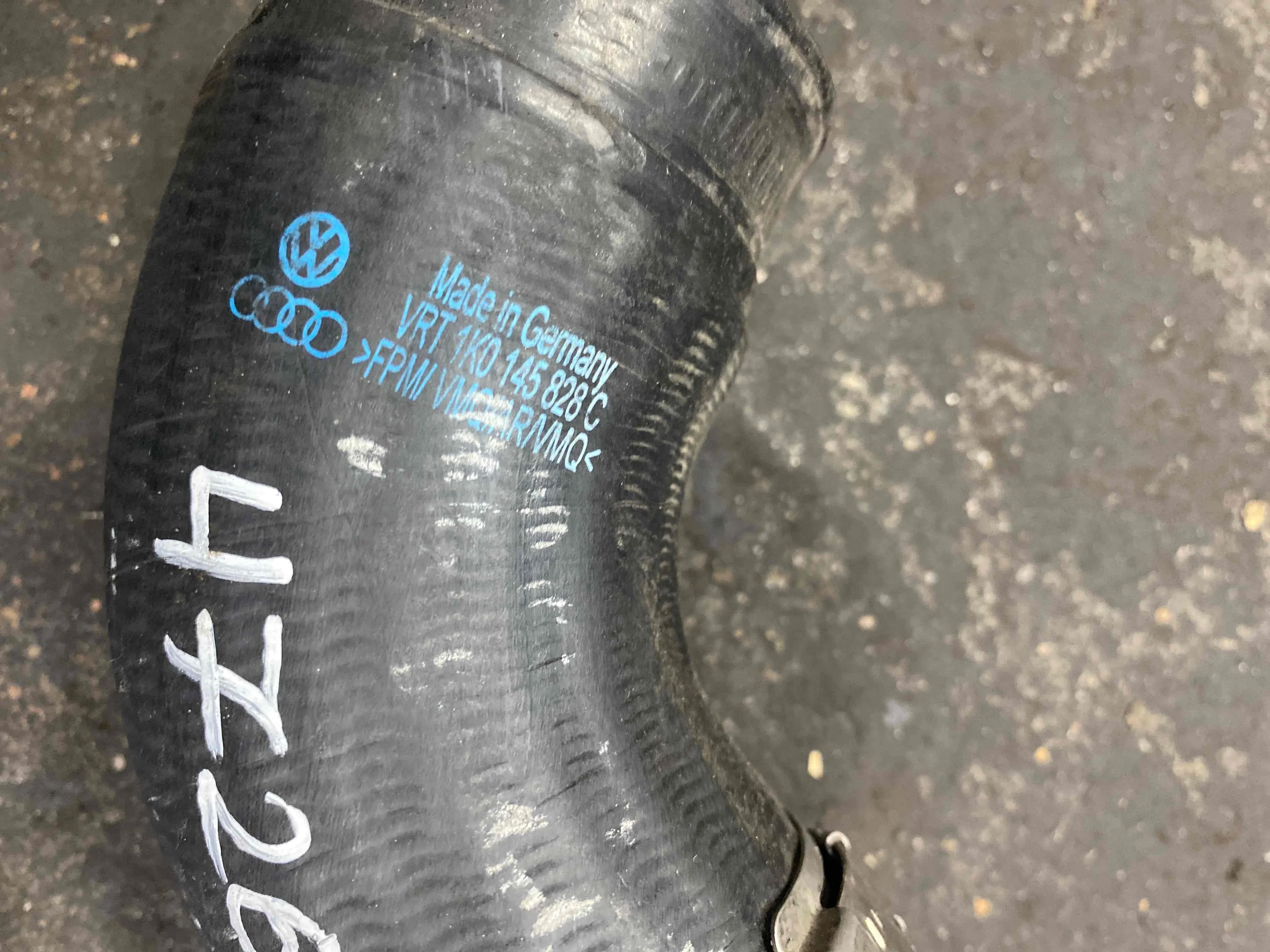 Патрубок интеркулера Volkswagen Mk6 (2008—2012) 1K0145828C BMY