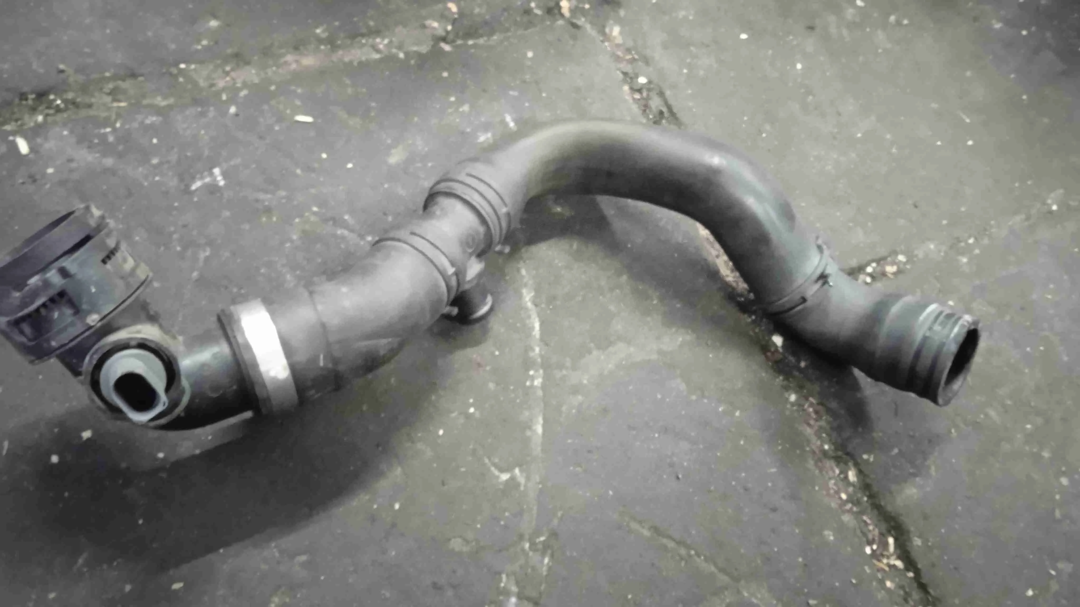 Патрубок (трубопровод, шланг) Audi 4L рестайлинг (2009—2015) 7L8121051L
 CJM