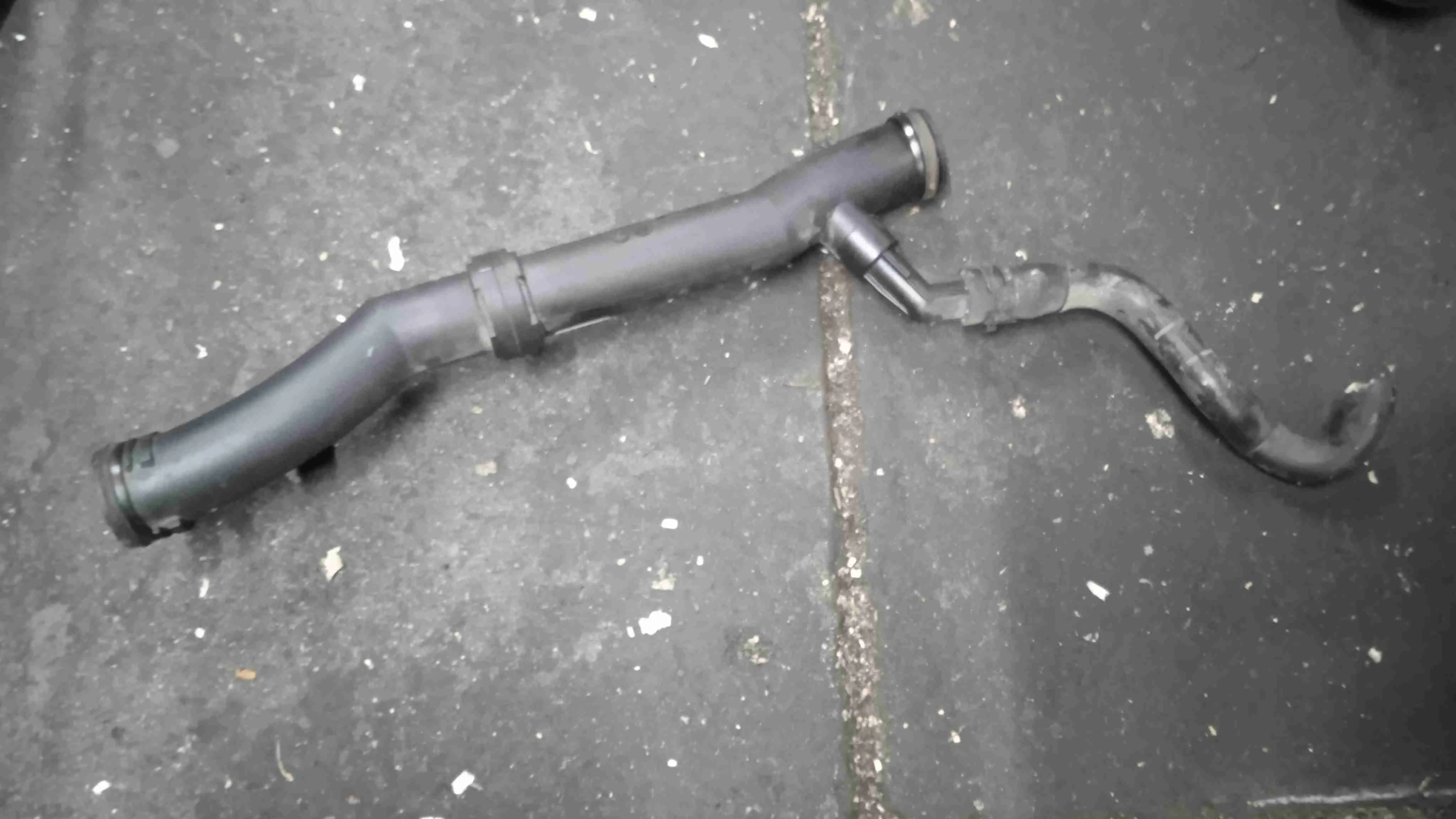 Патрубок интеркулера Volkswagen Mk6 (2008—2012) 03C121065F
 BMY