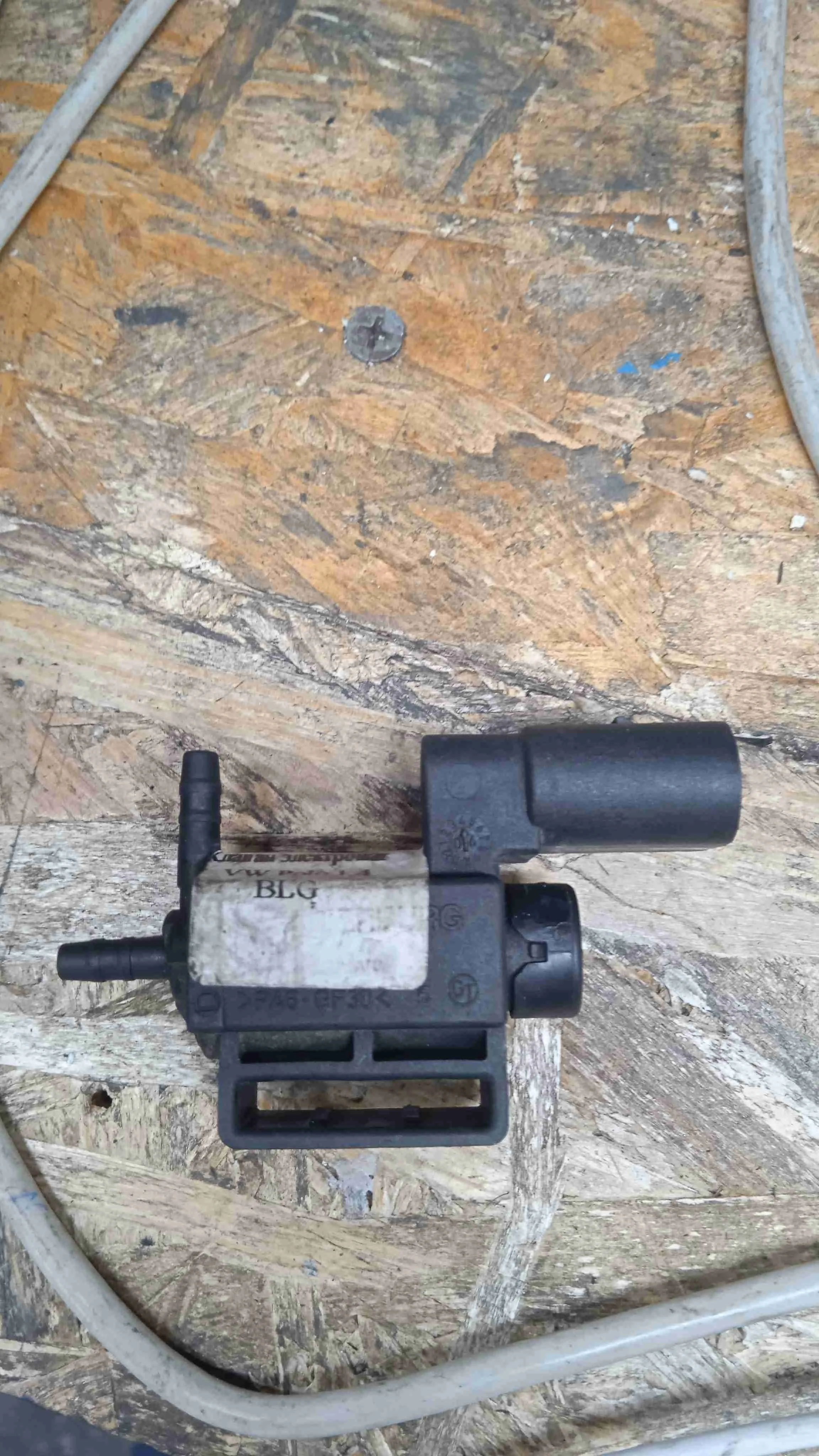 Клапан электромагнитный Volkswagen V (2009—2015) 03C906283
 BLG