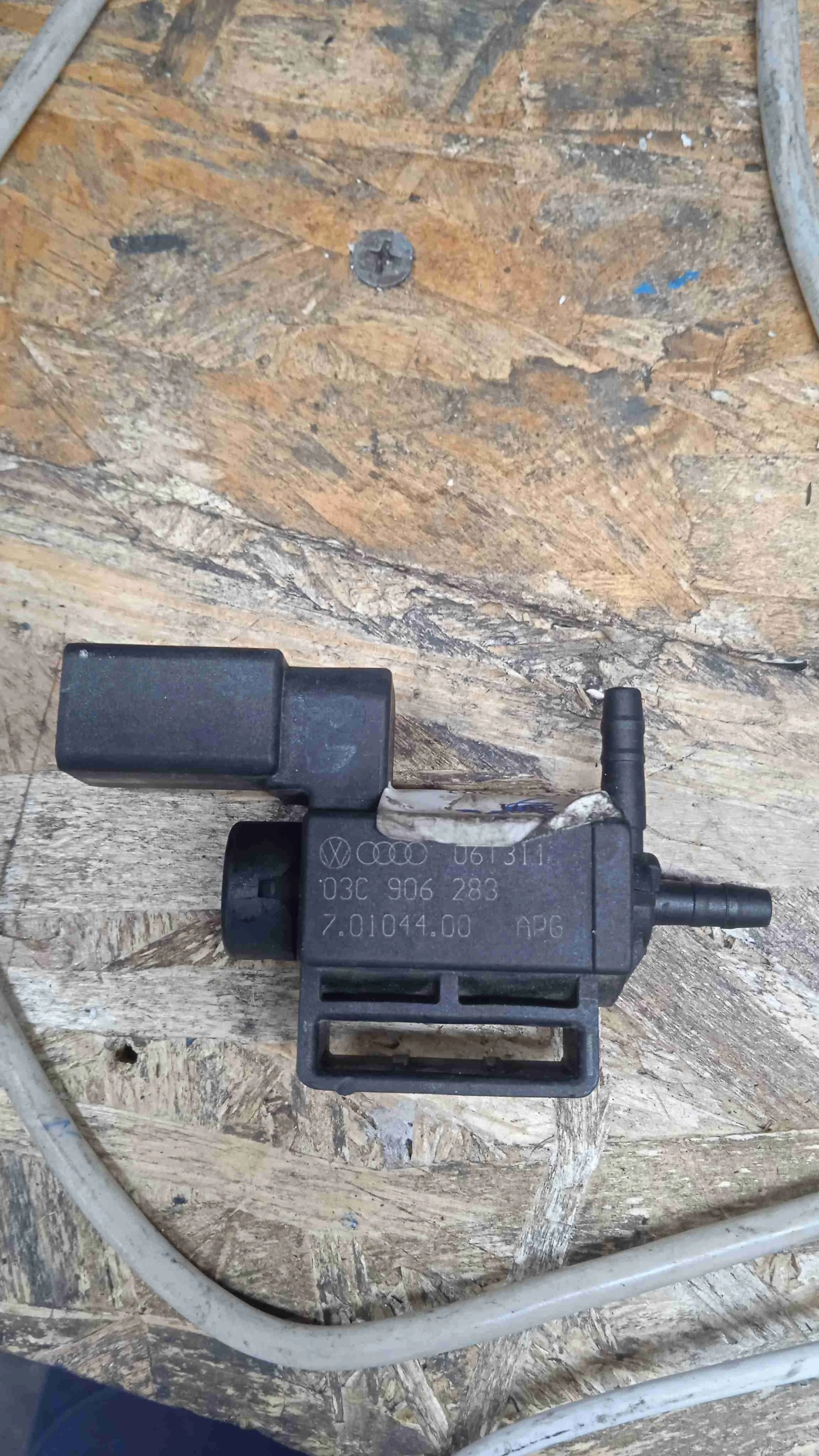 Клапан электромагнитный Volkswagen V (2009—2015) 03C906283
 BLG