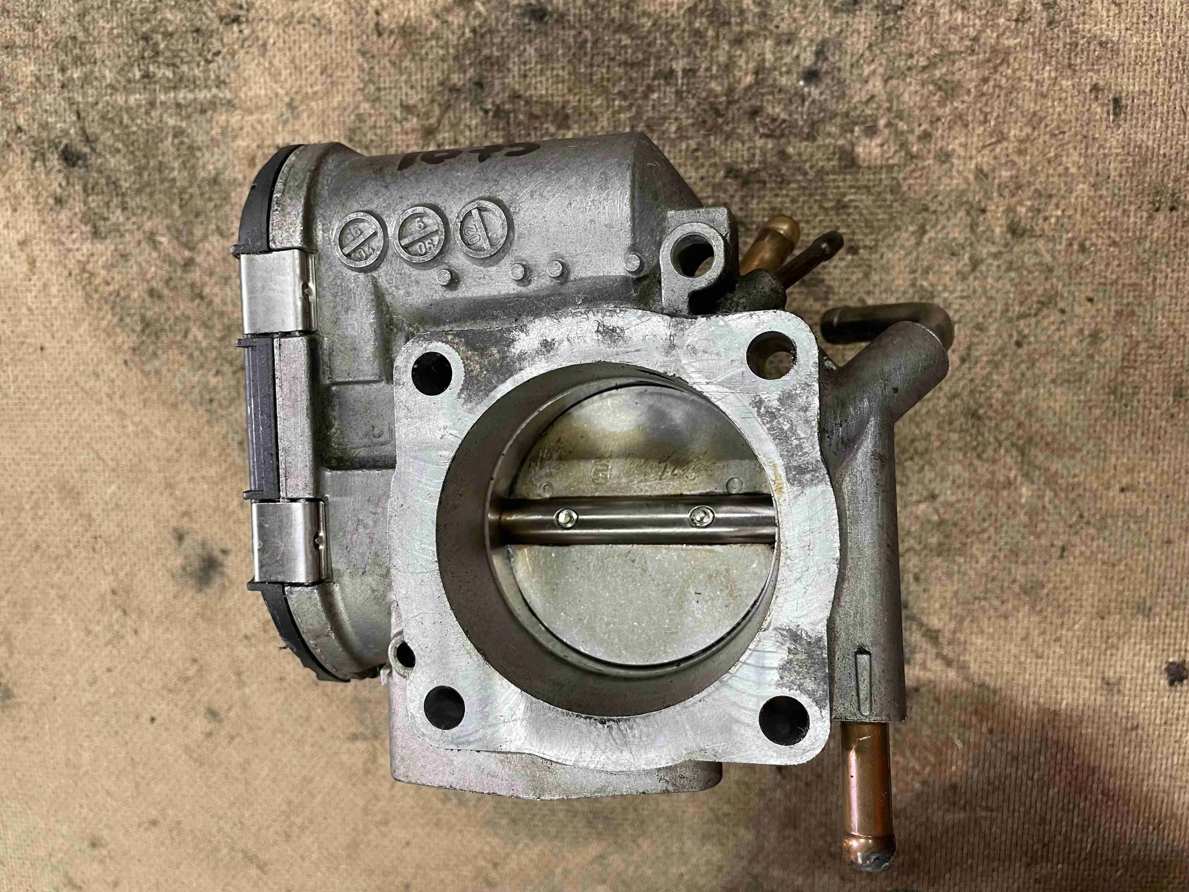 Заслонка дроссельная Audi B8 рестайлинг (2011—2015) 06B133062H
 ALT