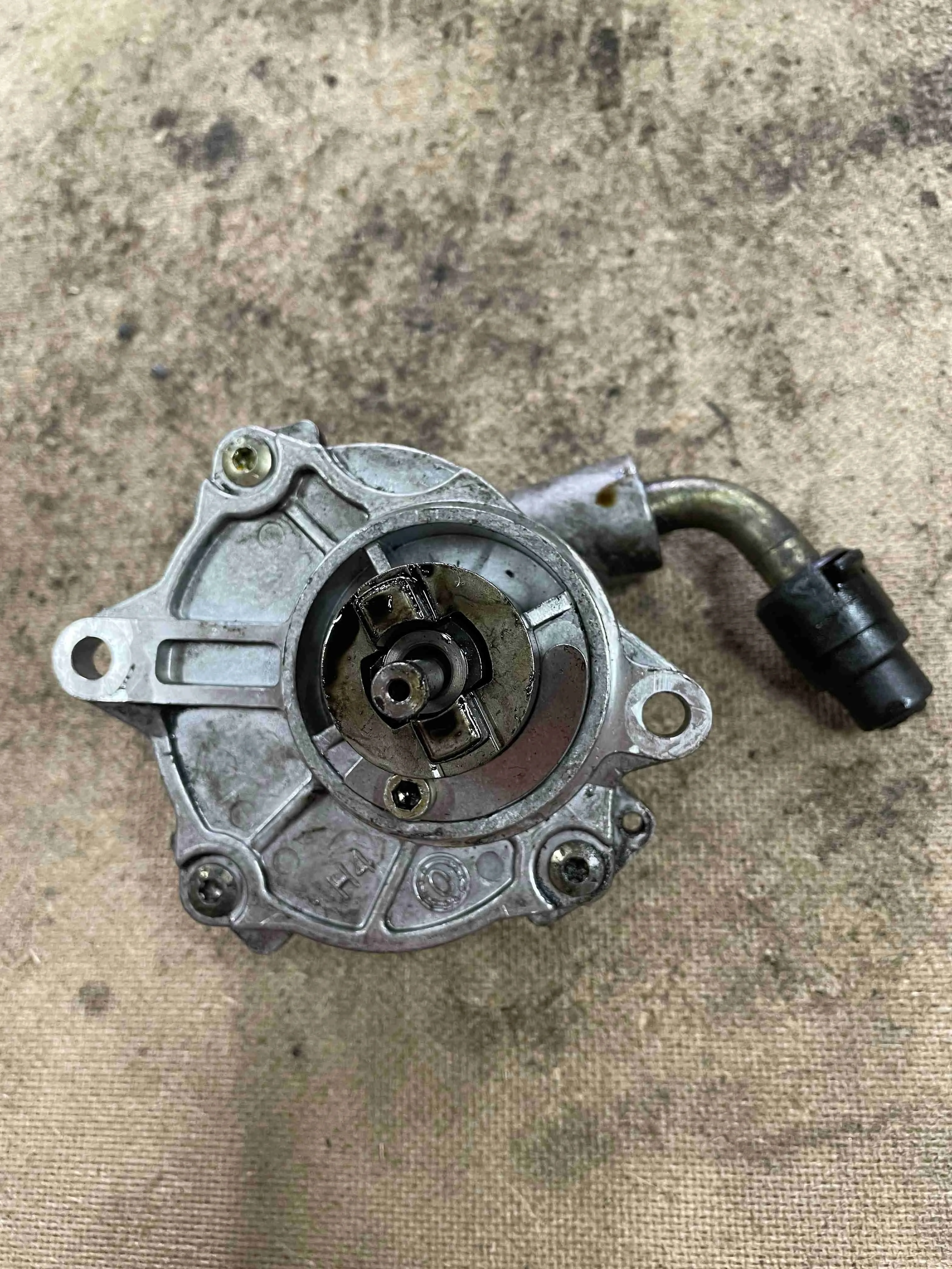 Насос вакуумный Mercedes-Benz W639 (2003—2010) A6112300165
 611