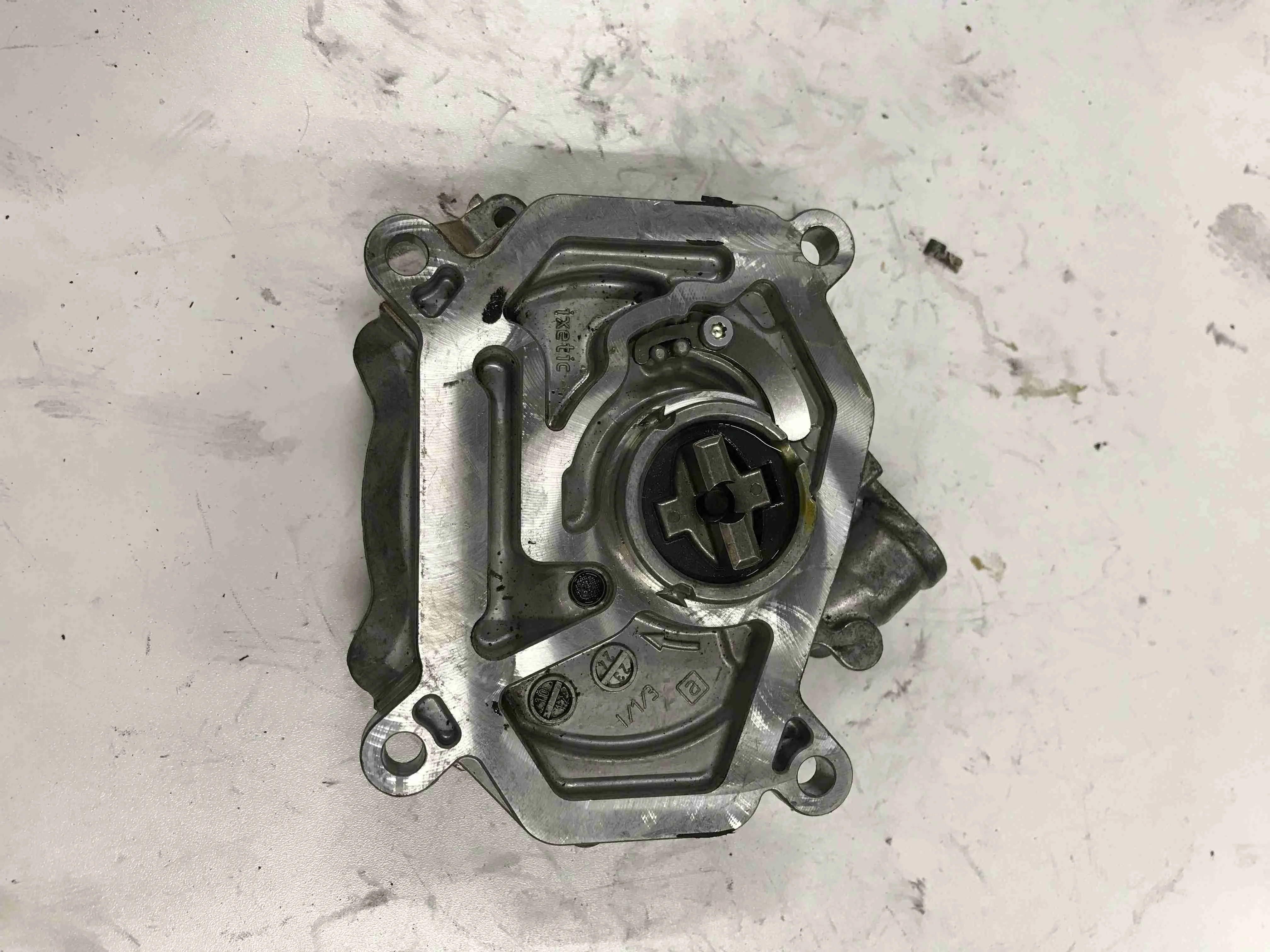 Насос вакуумный Mercedes-Benz W212/S212/C207/A207 (2009—2013) A2702300365
;  A2701800901; A2701801001 274920