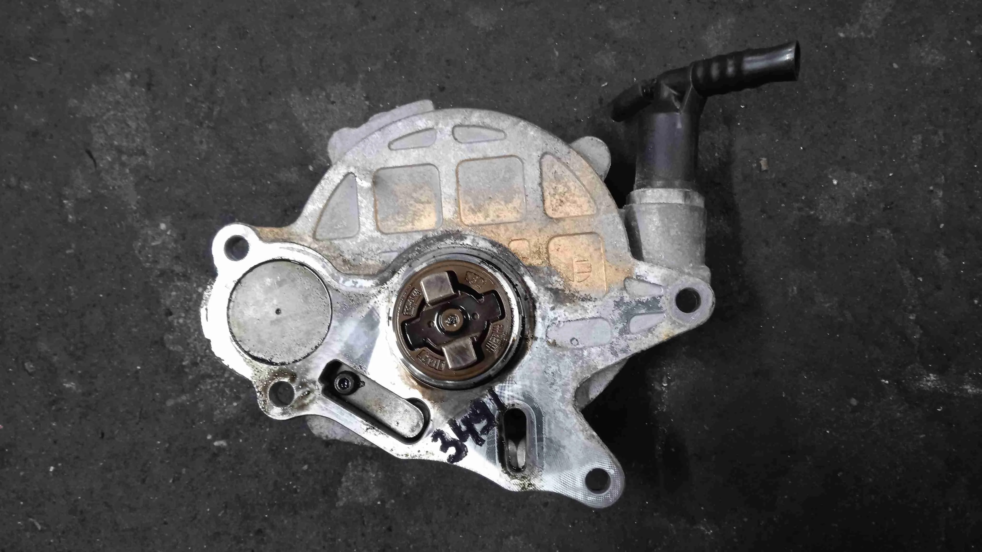 Насос вакуумный Volkswagen I (1938—2003) 03L145100F
 CAA