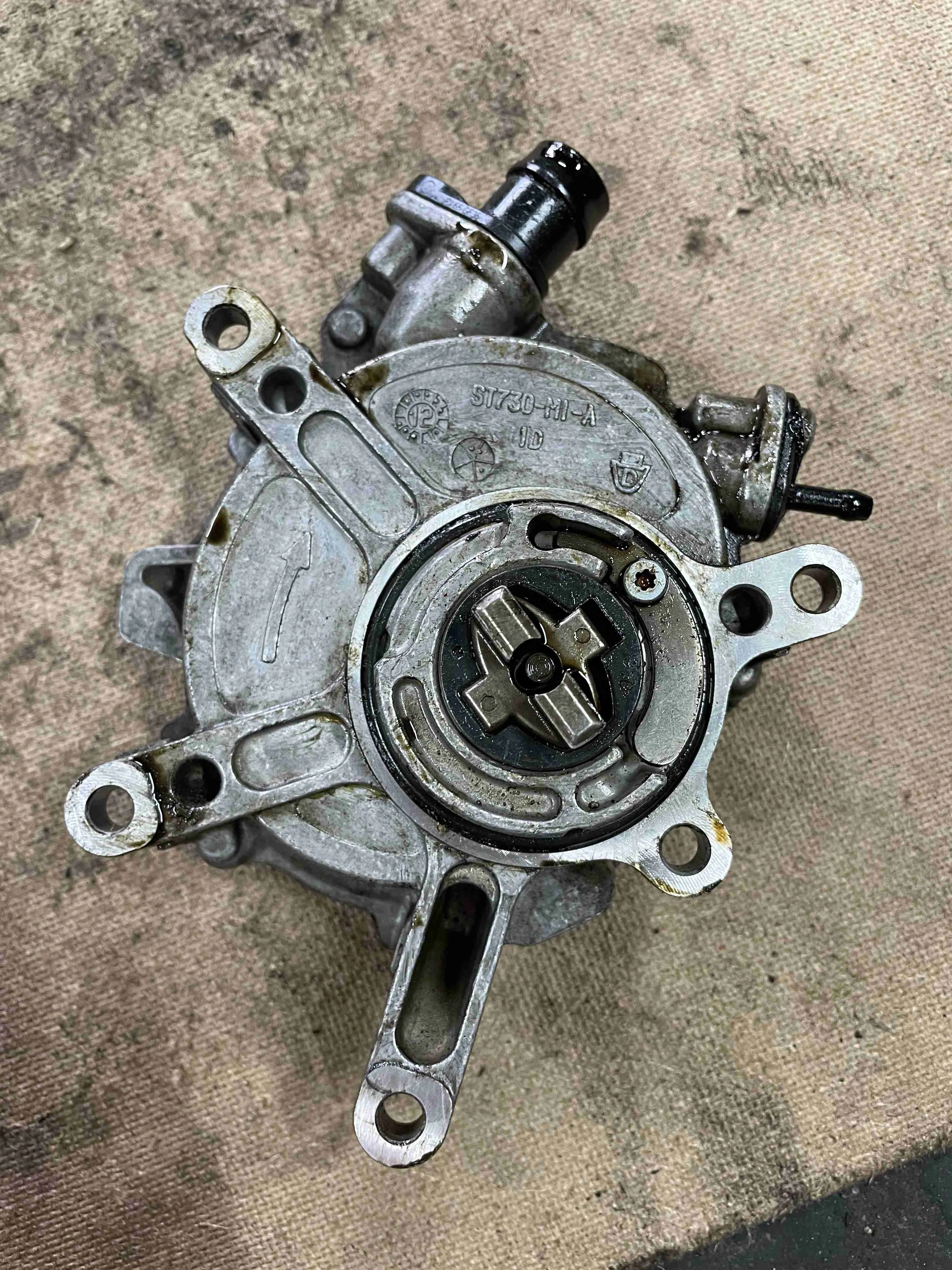 Насос вакуумный Mercedes-Benz X204 рестайлинг (2012—2015) A2762300165
; A2762300365 276