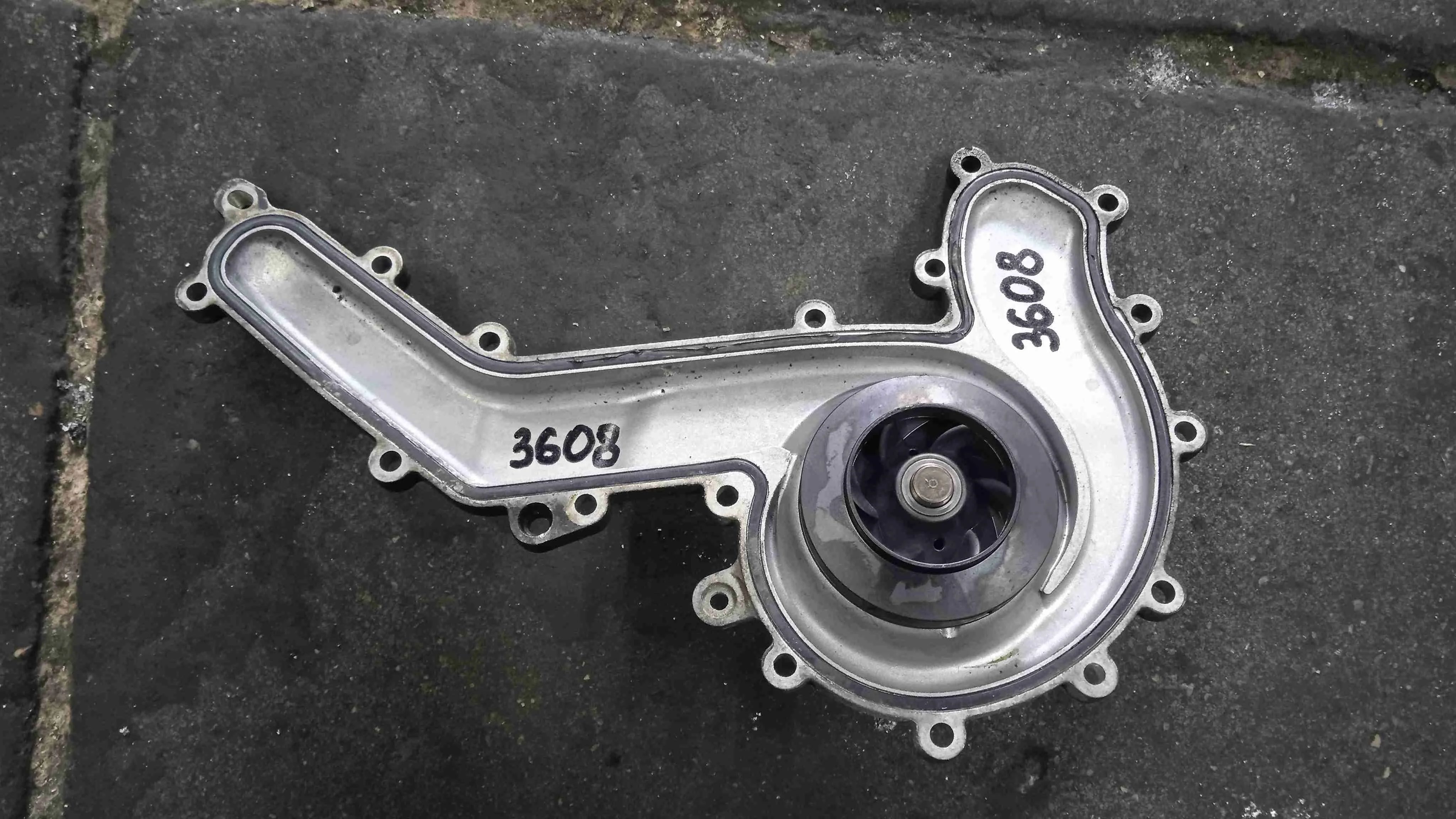 Помпа Audi 4M (2015—2020) 059121008G
; 059121008T CVM