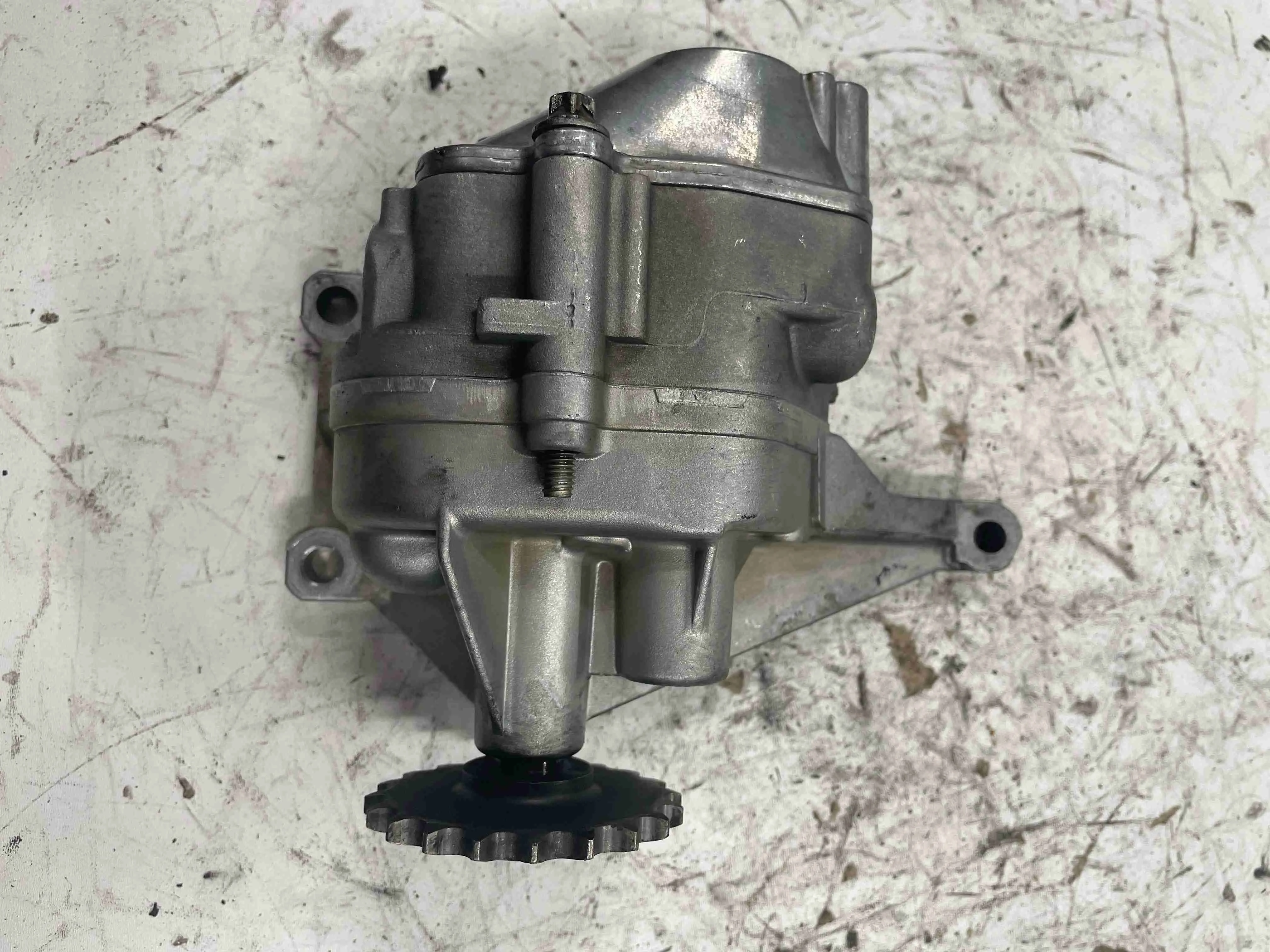 Насос масляный Mercedes-Benz W901-905 (1995—2006) A6461801601
 646