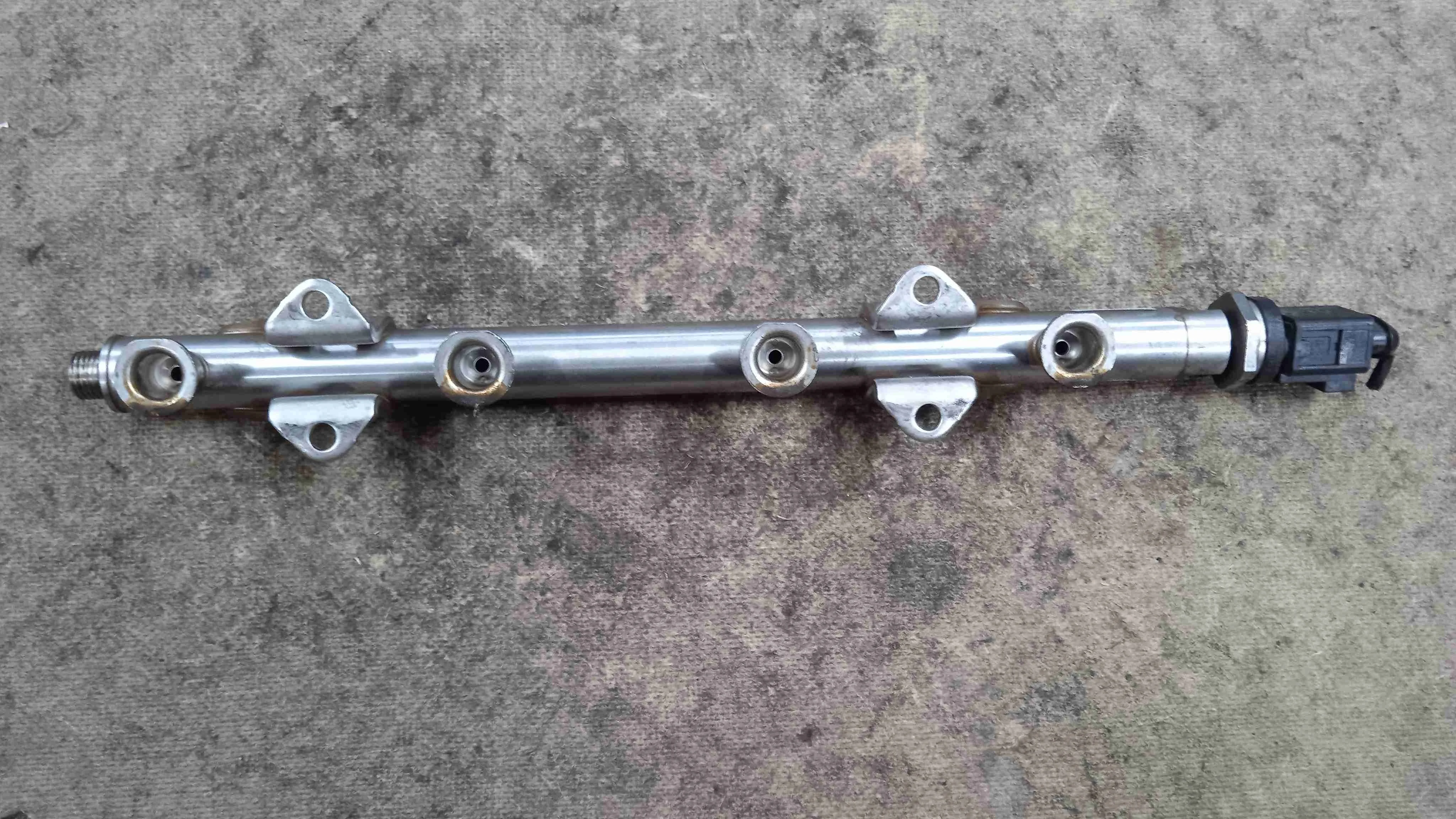 Топливная рампа Volkswagen V (2009—2015) 04E133320D
 CJZ