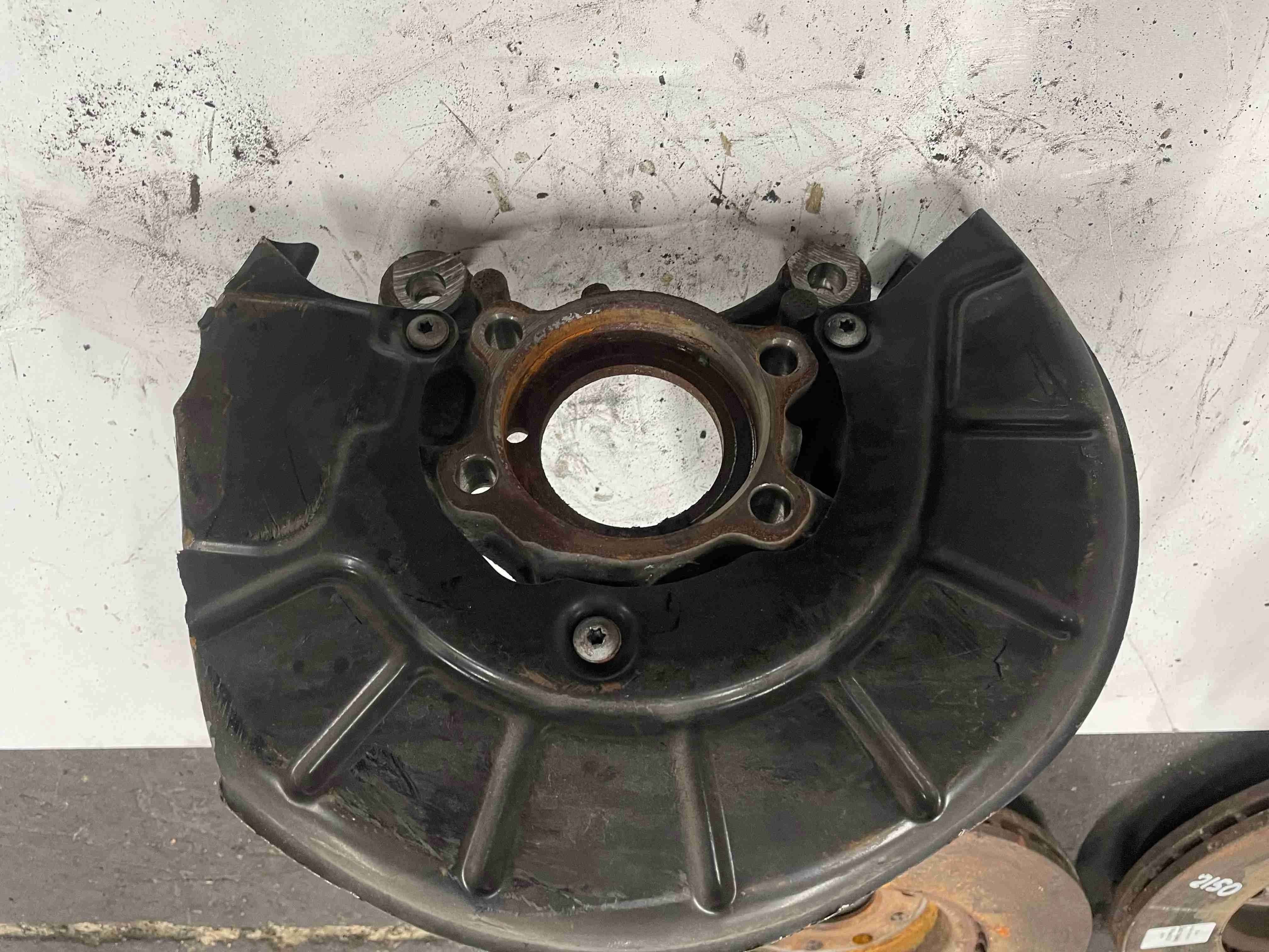 Кулак поворотный левый Volkswagen B6 3C0407253F
 BVY