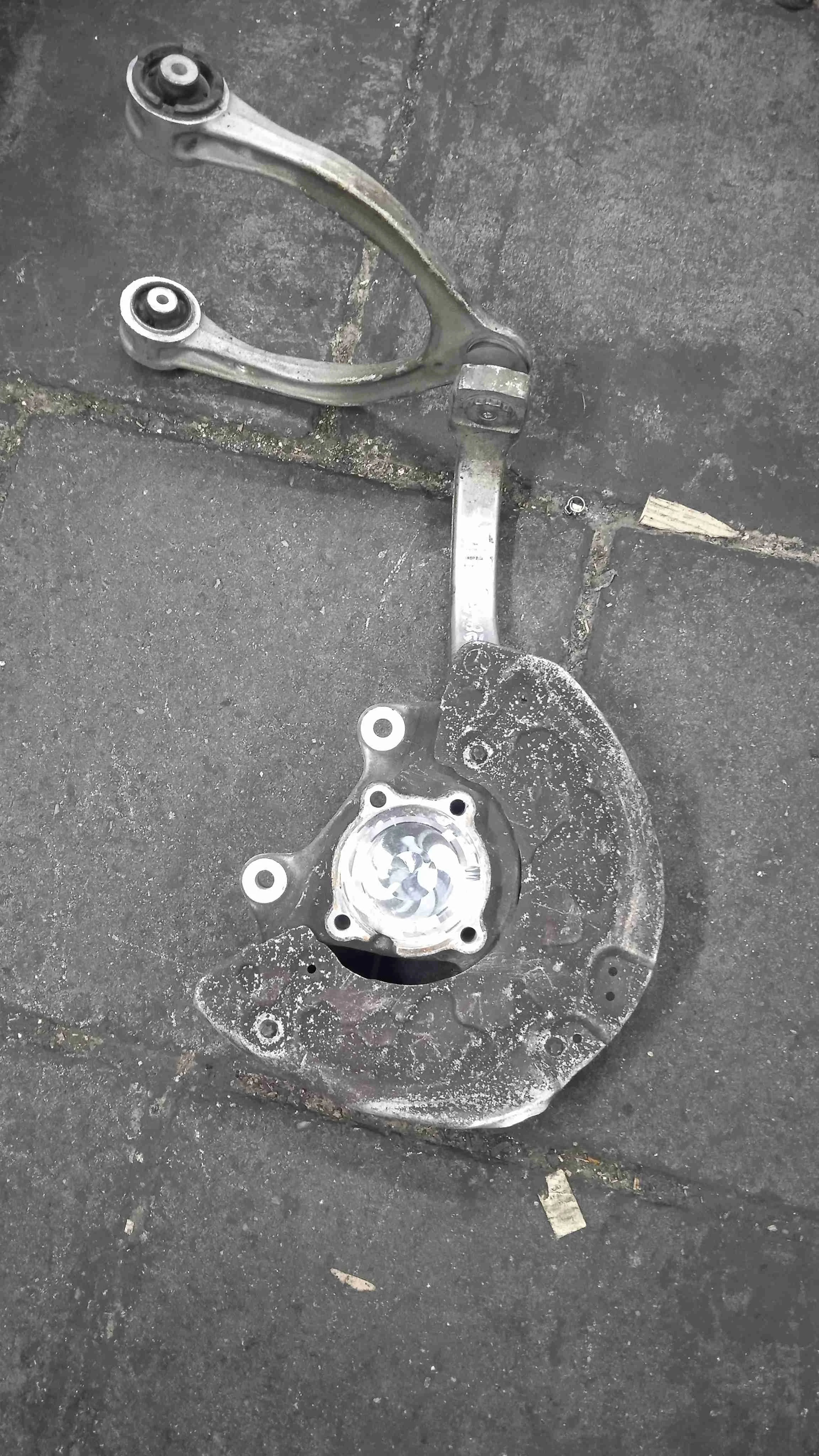 Кулак поворотный левый Mercedes-Benz W205/S205/C205/A205 (2014—2018) A2053322100
; A2053323500 651921