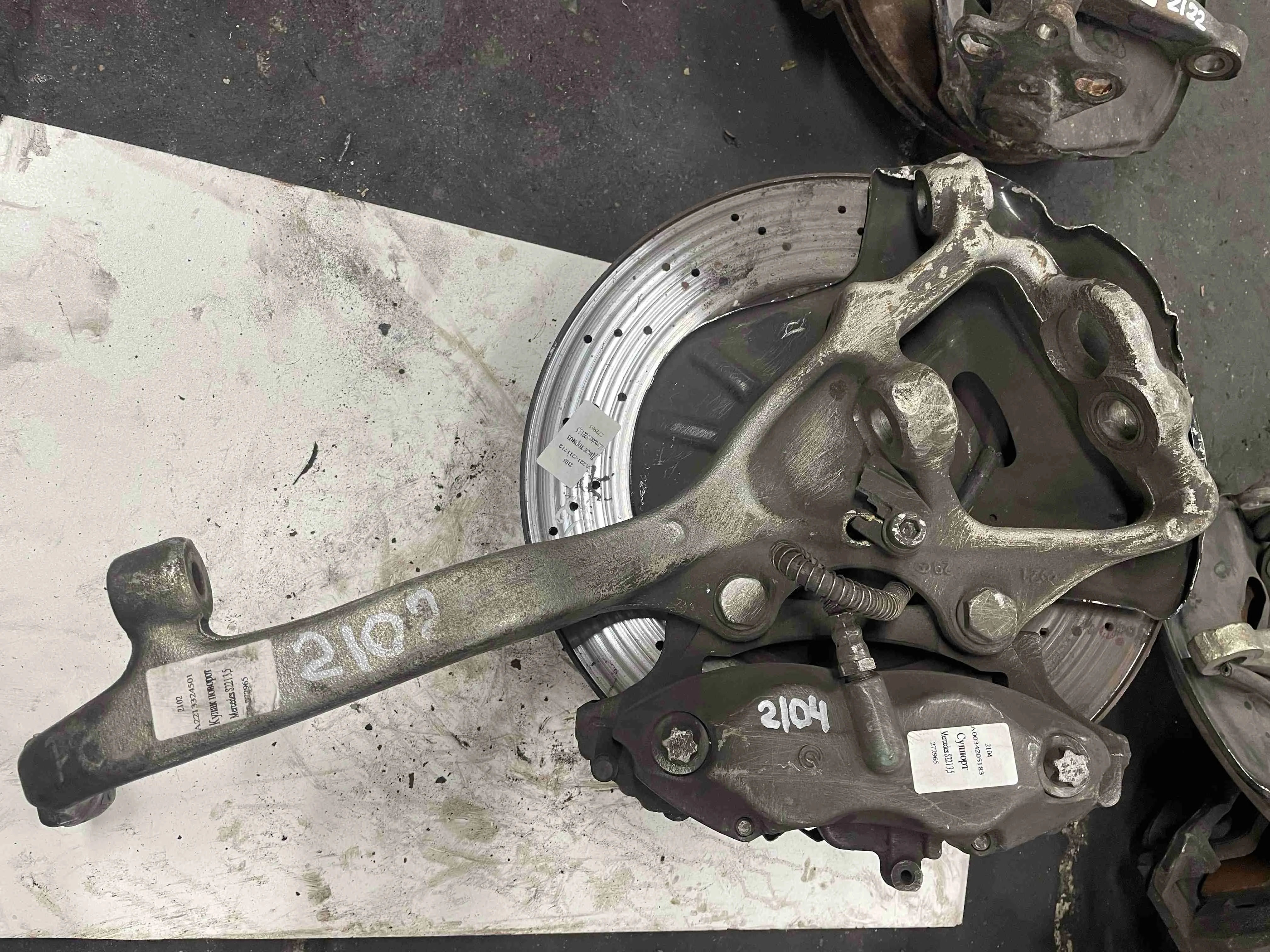 Кулак поворотный левый Mercedes-Benz W221 (2005—2009) A2213324501
; A2213322901 272965