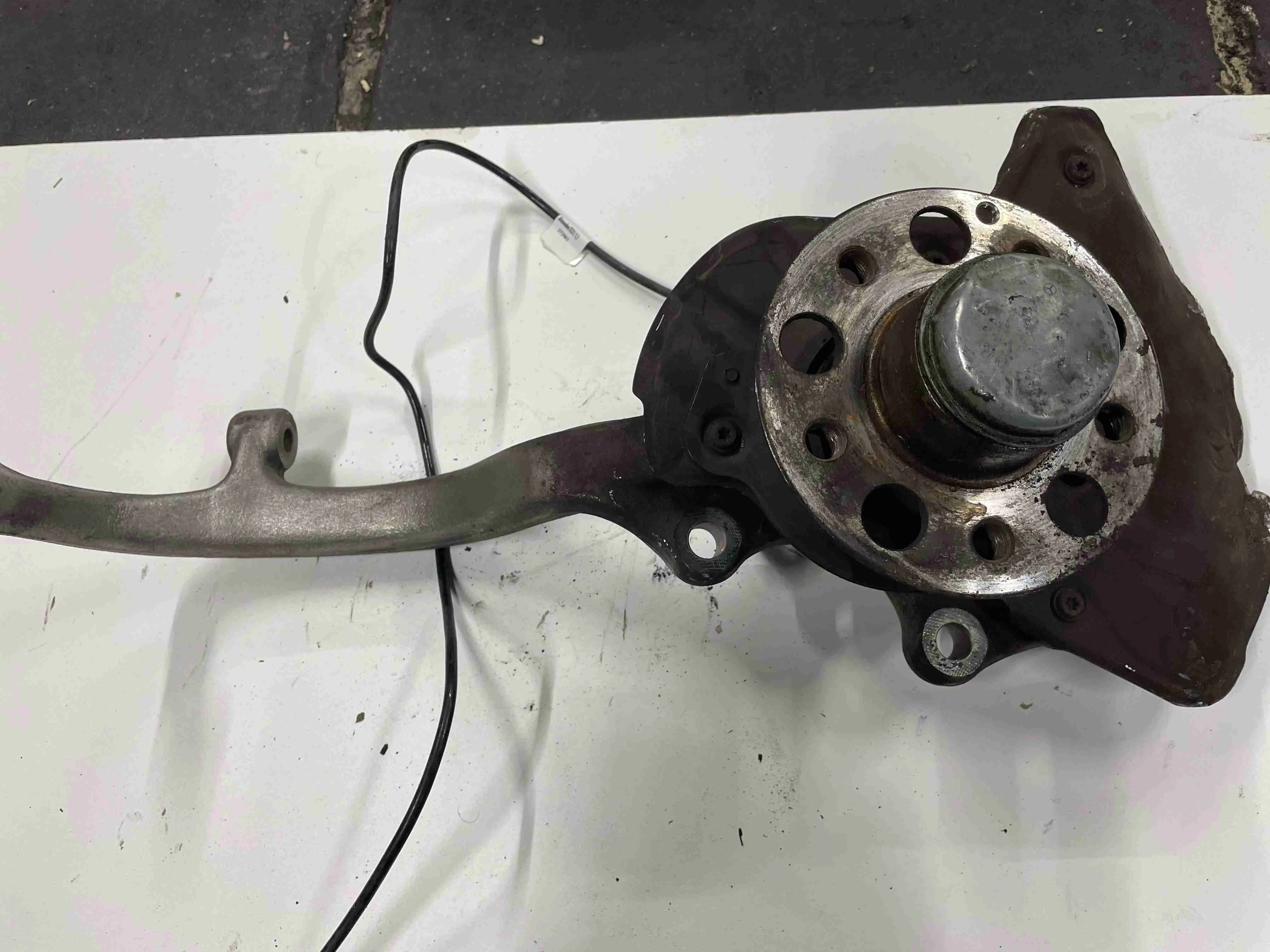 Кулак поворотный правый Mercedes-Benz W221 (2005—2009) A2213324601
 272965