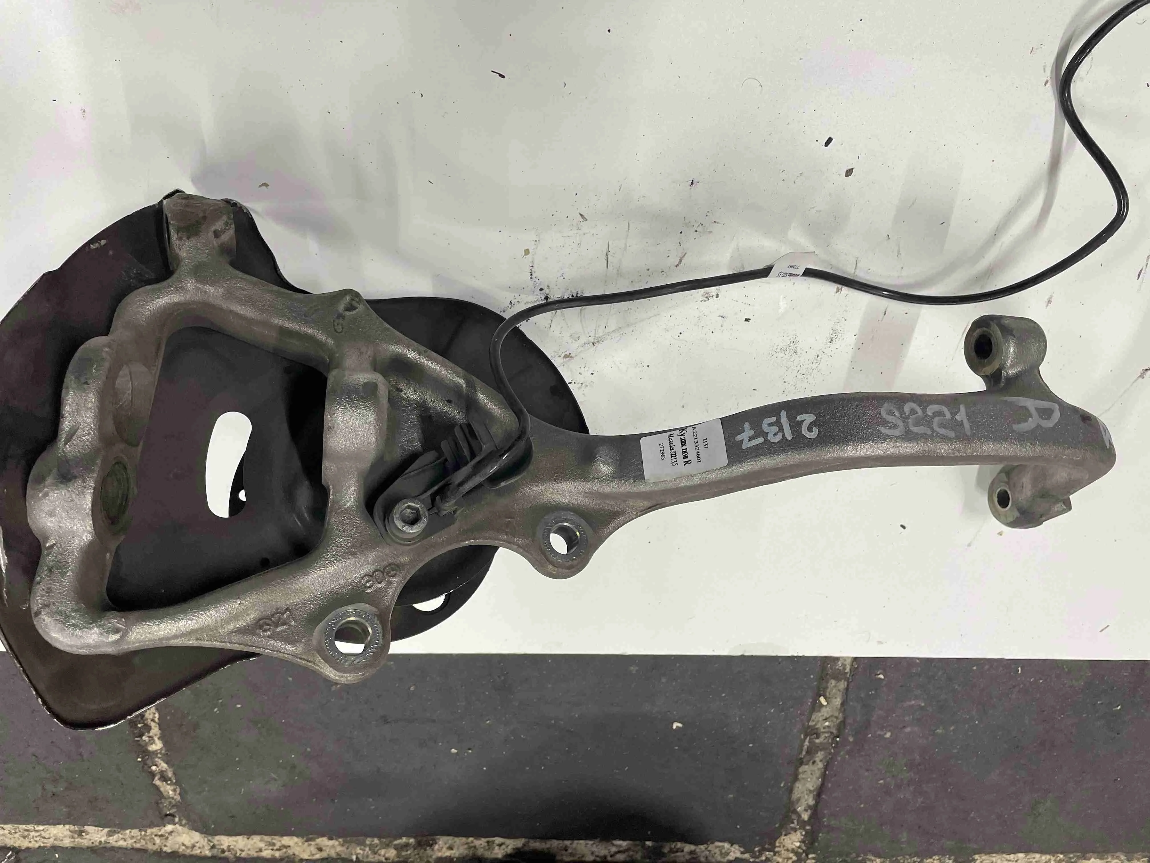 Кулак поворотный правый Mercedes-Benz W221 (2005—2009) A2213324601
; A2213323001 272