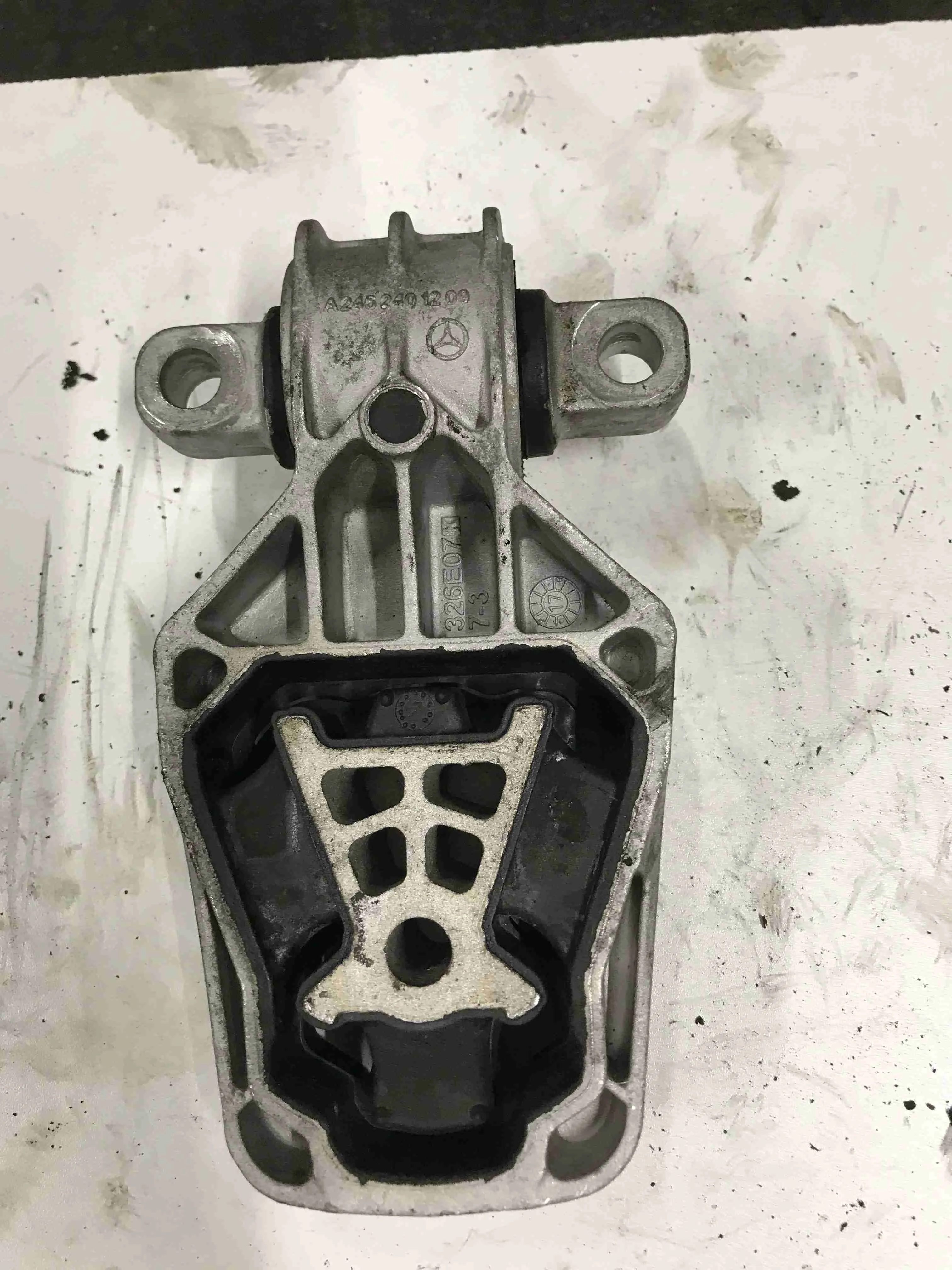 Подушка крепления двигателя Mercedes-Benz W176 (2012—2015) A2462401209
 270910