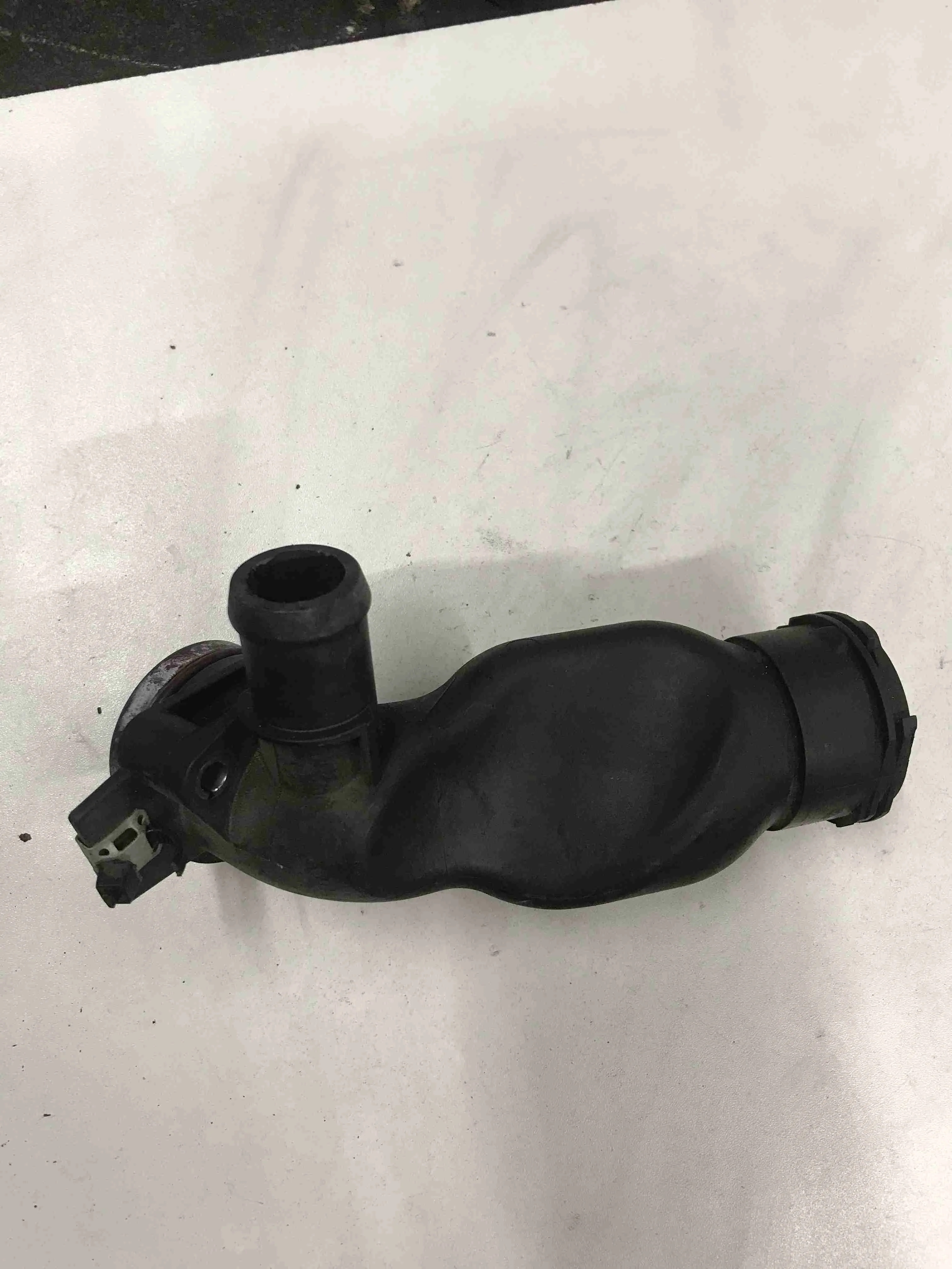 Трубка охлаждающей жидкости пластиковая Mercedes-Benz W212/S212/C207/A207 (2009—2013) A2712002056
 271