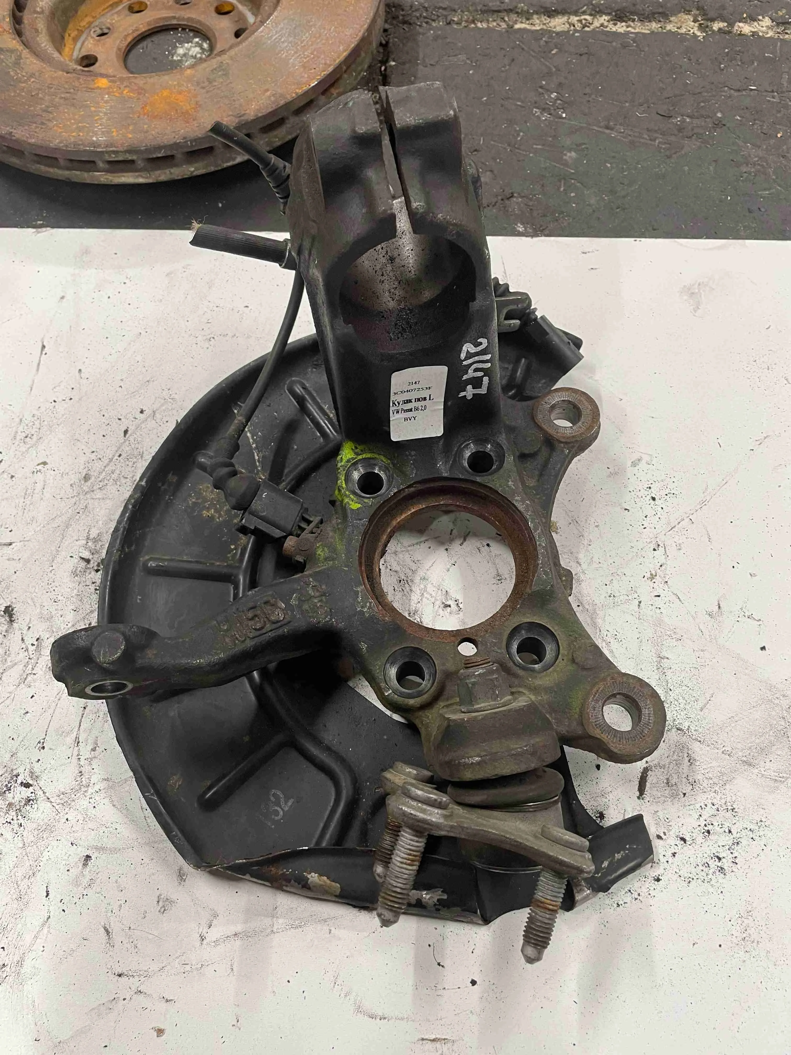 Кулак поворотный левый Volkswagen B6 3C0407253F
 BVY