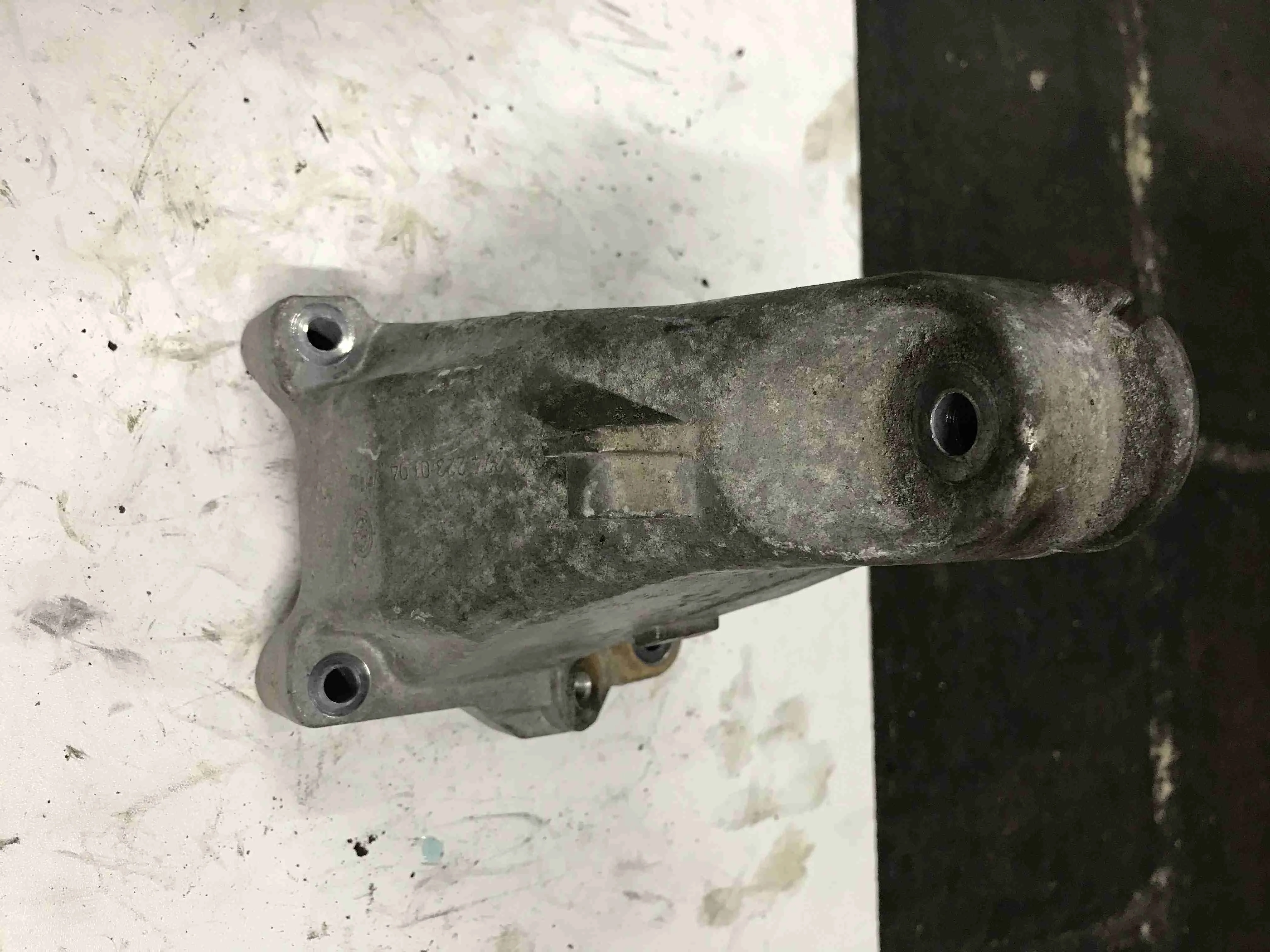 Кронштейн двигателя Mercedes-Benz W205/S205/C205/A205 (2014—2018) A2742230104
; A2742233904 274910