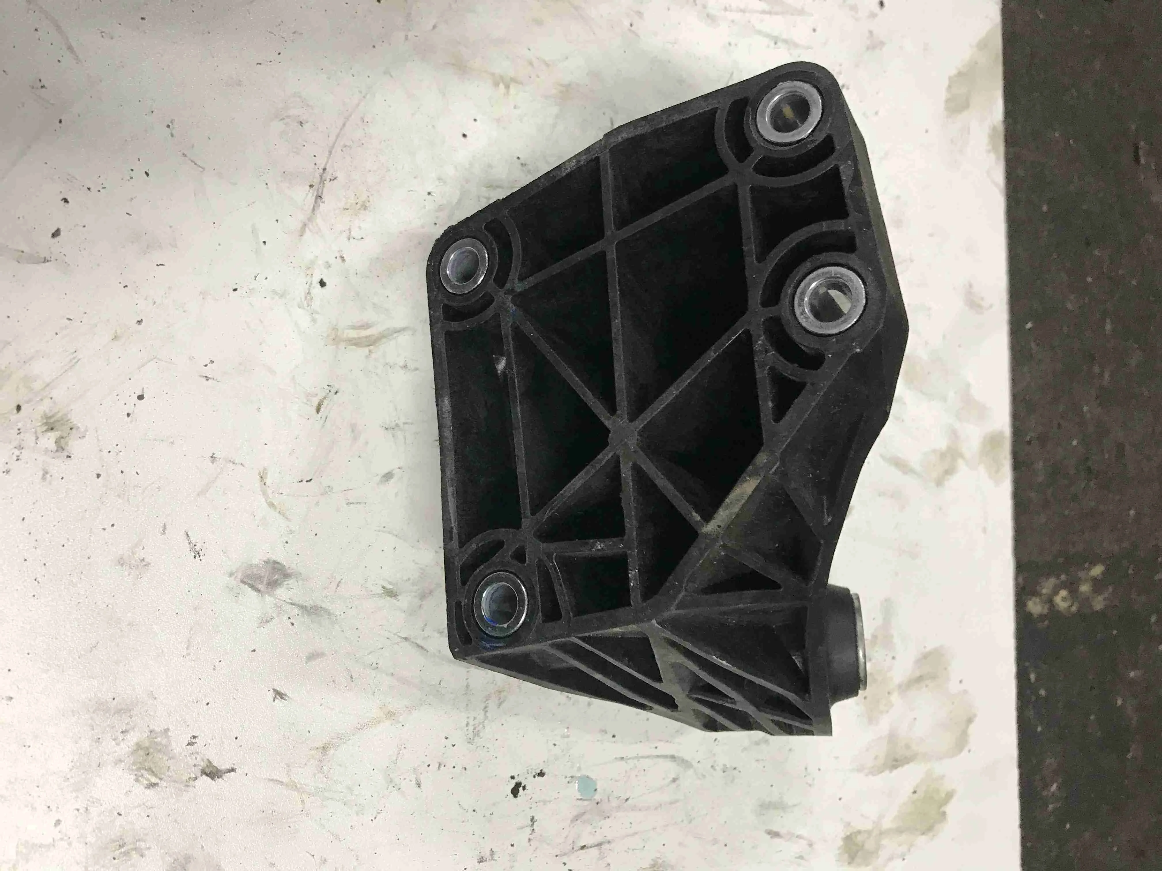 Кронштейн двигателя Mercedes-Benz X166 (2015—2019) A6422236104
 642826