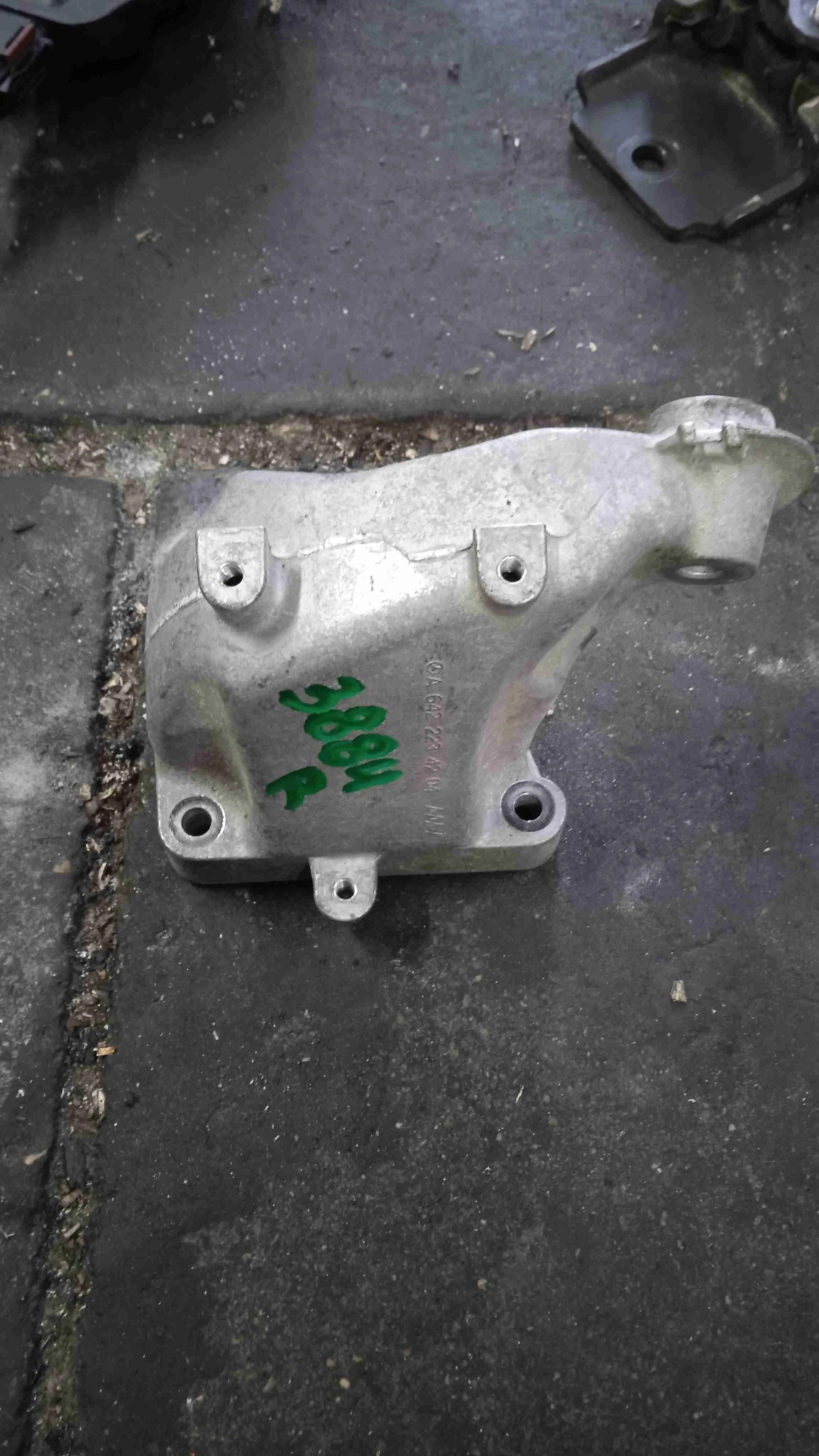 Кронштейн двигателя Mercedes-Benz X166 (2015—2019) A6422234204
 642826