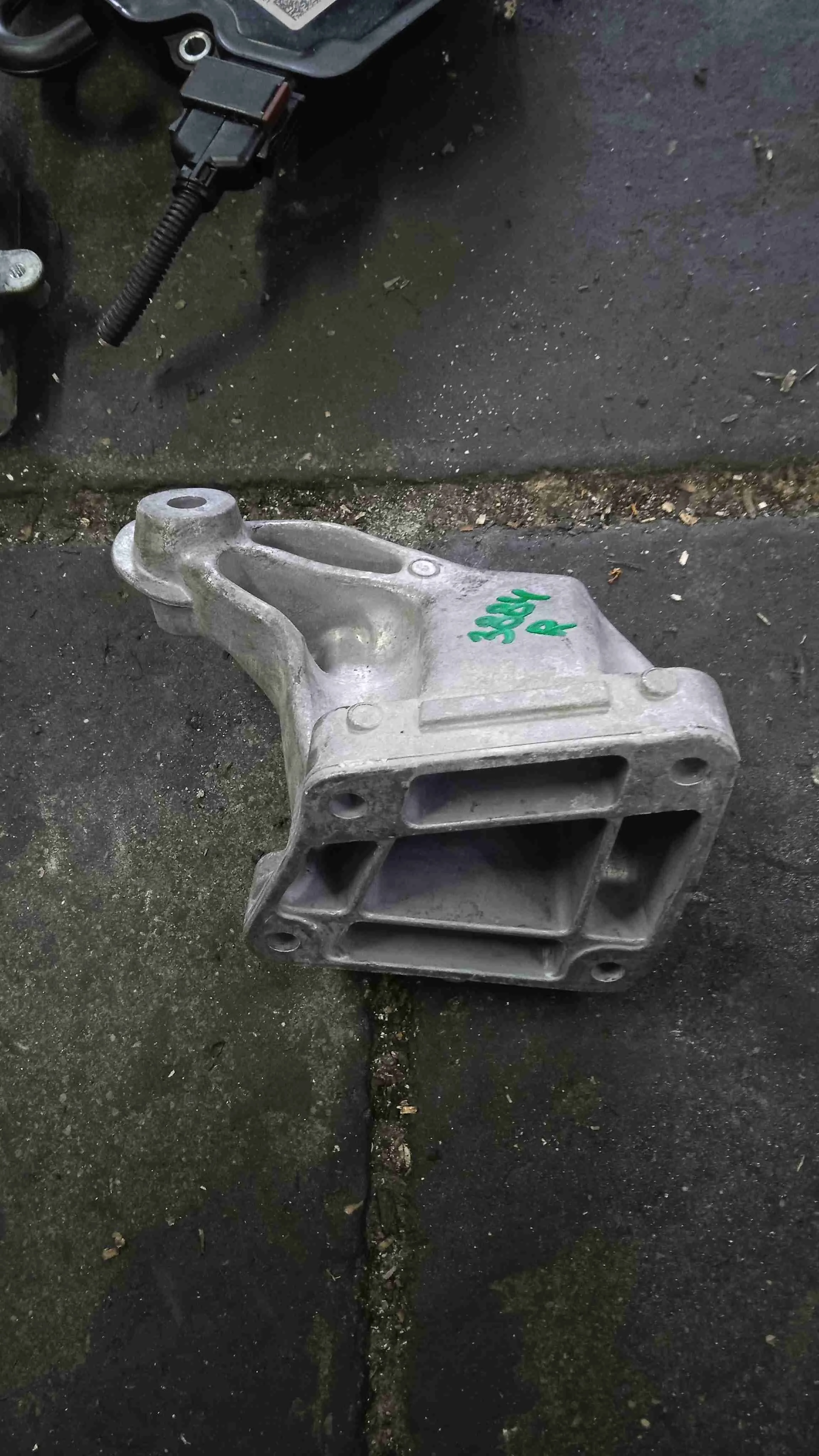 Кронштейн двигателя Mercedes-Benz X166 (2015—2019) A6422234204
 642826