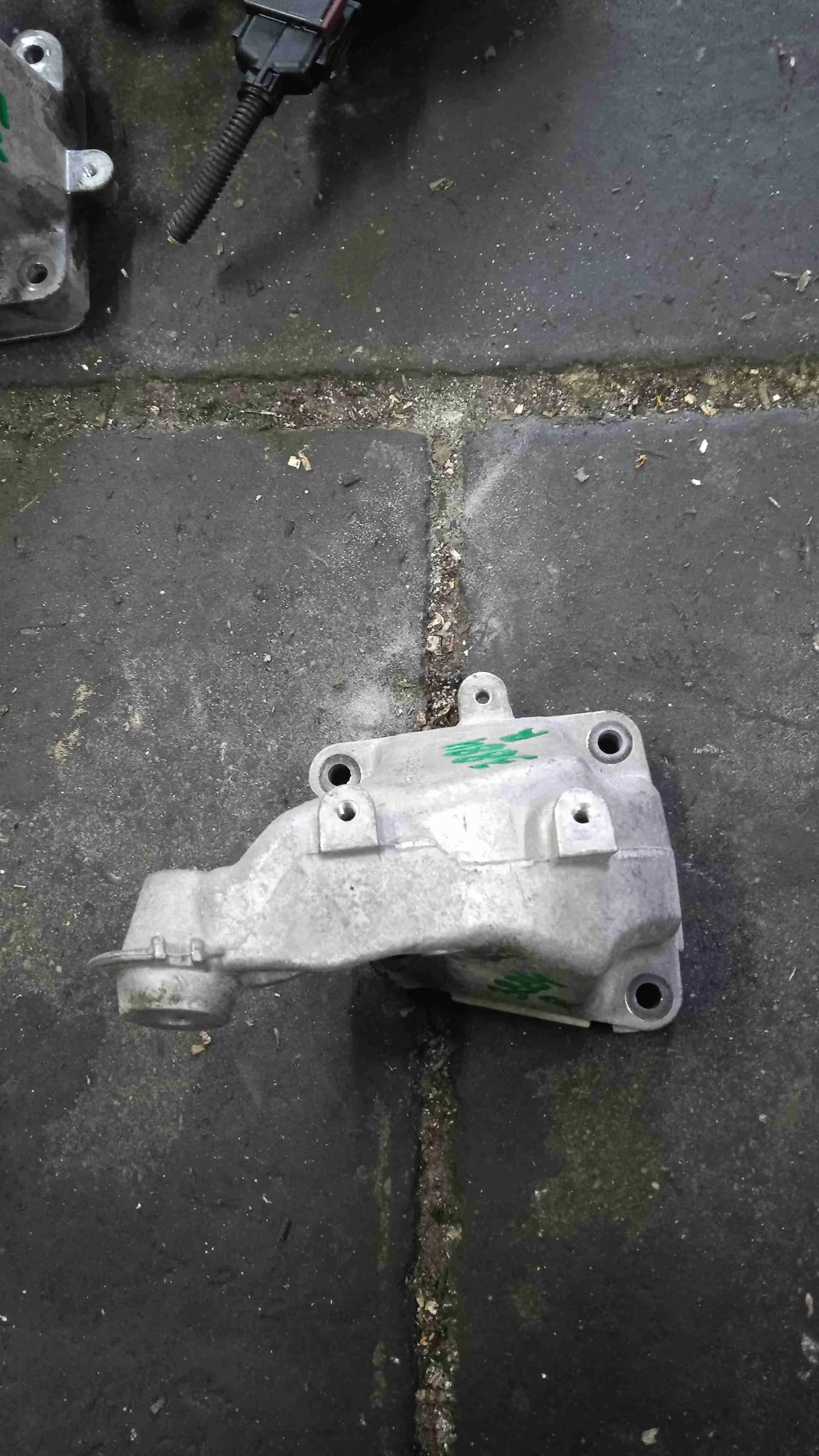 Кронштейн двигателя Mercedes-Benz X166 (2015—2019) A6422234204
 642826