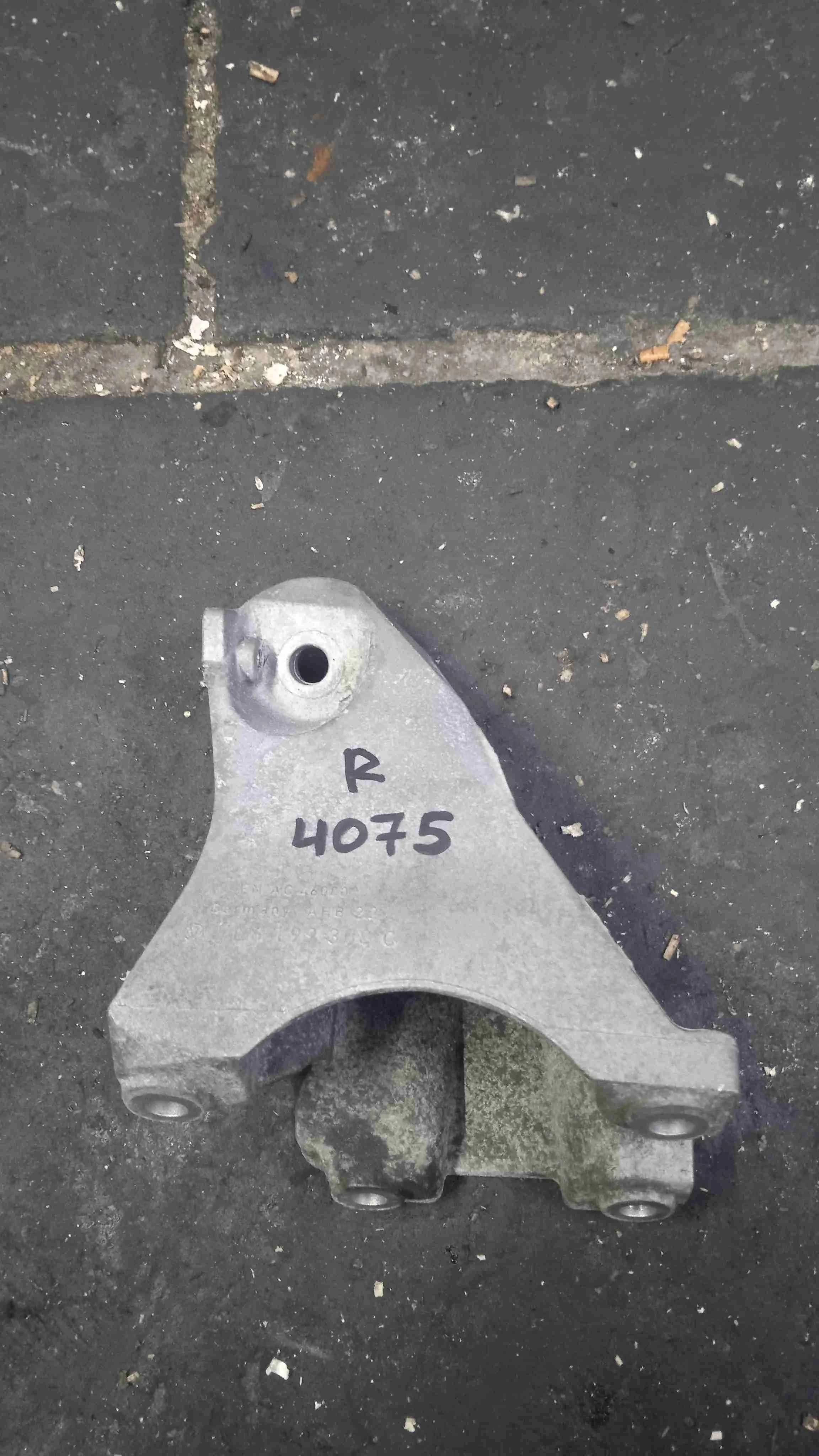 Кронштейн двигателя Audi 4M (2015—2020) 7L6199308C
; 7L6199308D CJG