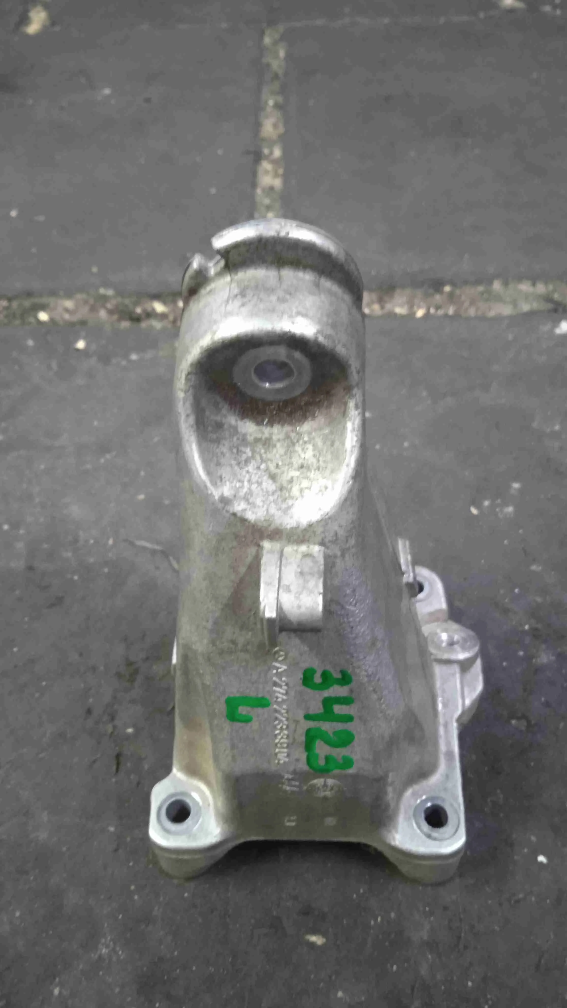 Кронштейн двигателя Mercedes-Benz W205/S205/C205/A205 (2014—2018) A2742233904
; A2742230104 274910