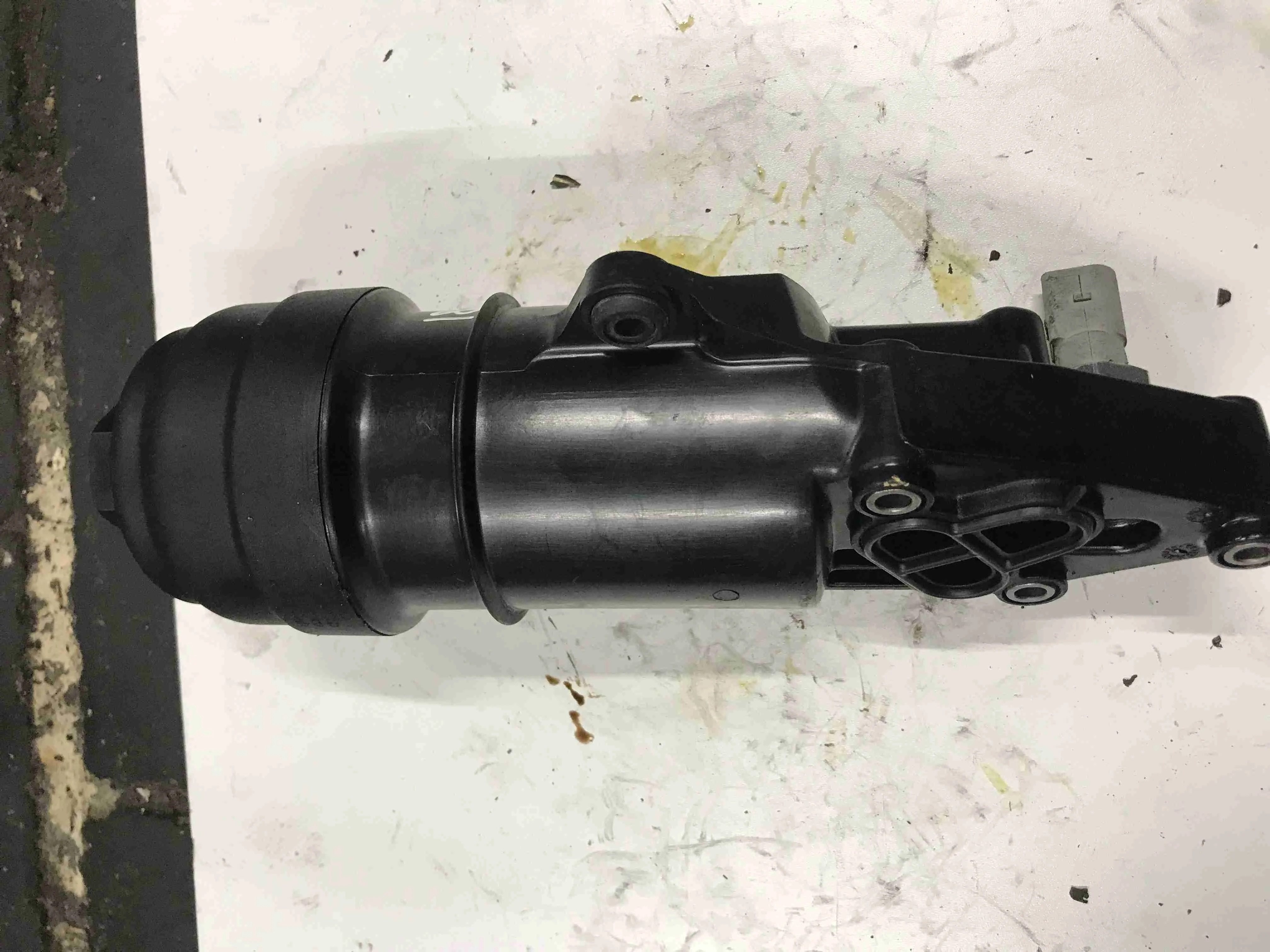 Корпус масляного фильтра Audi I рестайлинг (2011—2016) 06E115405C
 CALA